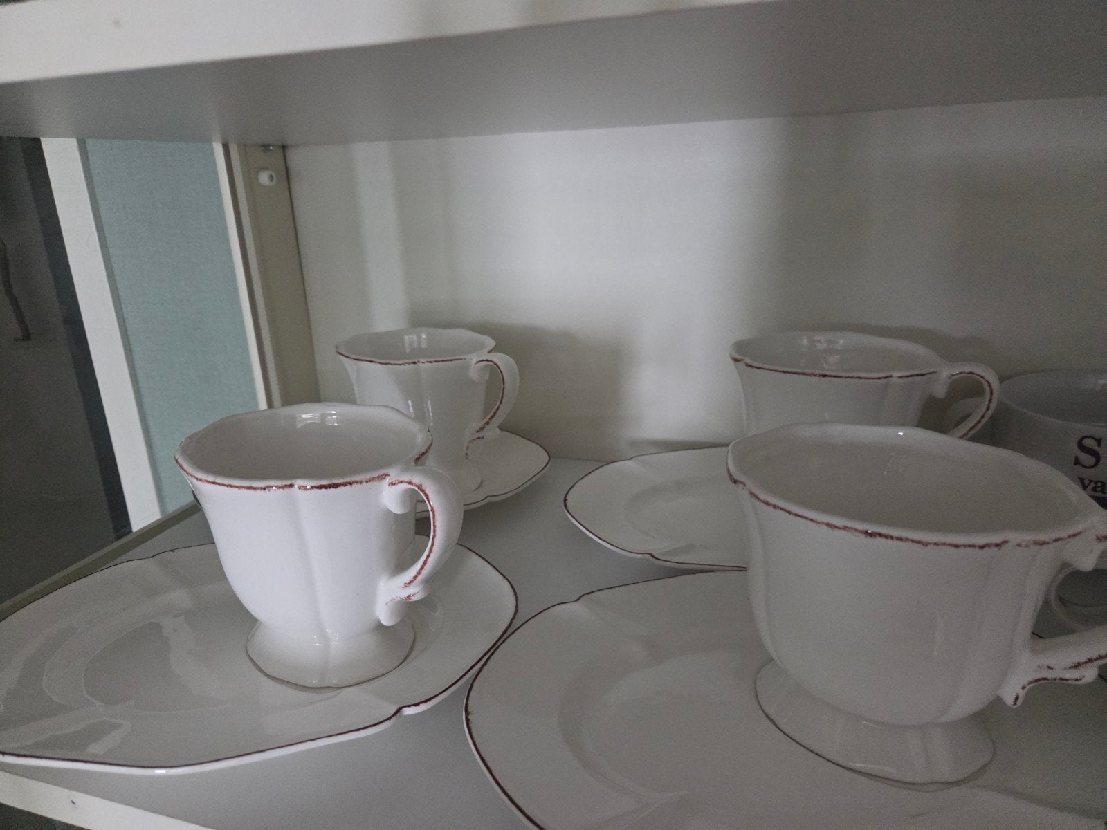 Set van 4 witte kop en schotels met bruine rand, Ophalen, Porselein, Overige stijlen, Kop(pen) en/of Schotel(s)