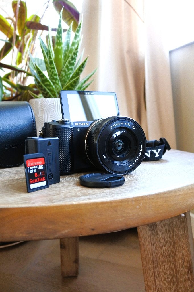 Sony Alpha a5000 in nieuwstaat: 192 foto's! + hoesje, Audio, Tv en Foto, Ophalen of Verzenden, Zo goed als nieuw, Bluetooth, Sony