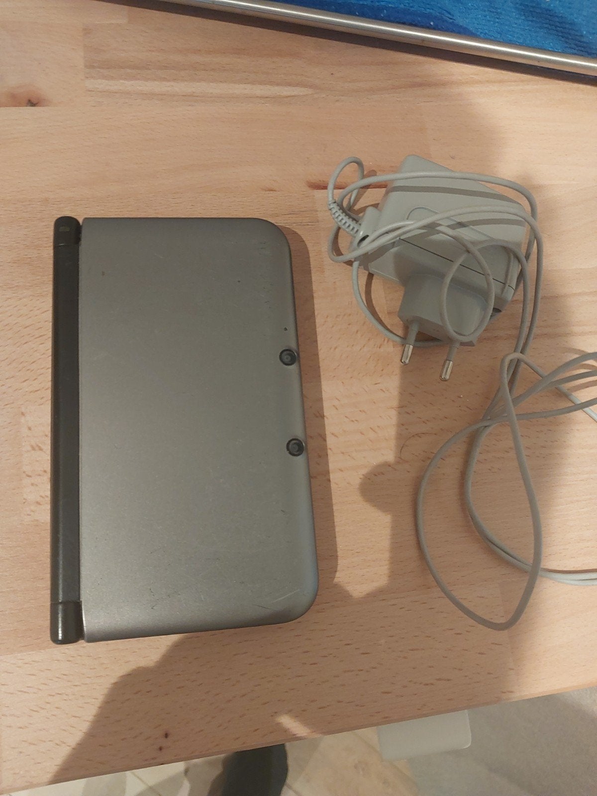 Nintendo 3DS XL met oplader, Spelcomputers en Games, Spelcomputers | Nintendo 2DS en 3DS, Ophalen, Gebruikt, Zilver, 3DS XL