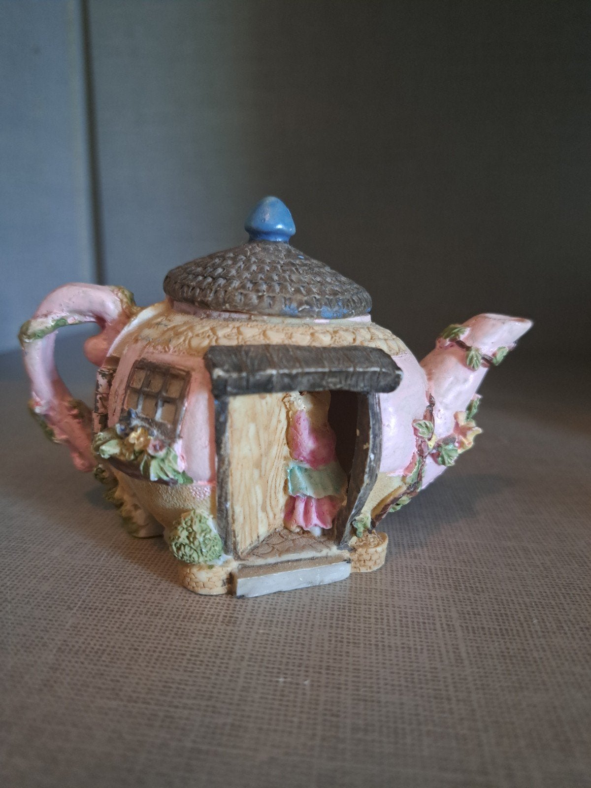 Miniatuur theepot huisje decoratie - Roze met details, Huis en Inrichting, Woonaccessoires | Overige, Ophalen, Gebruikt, Overige materialen