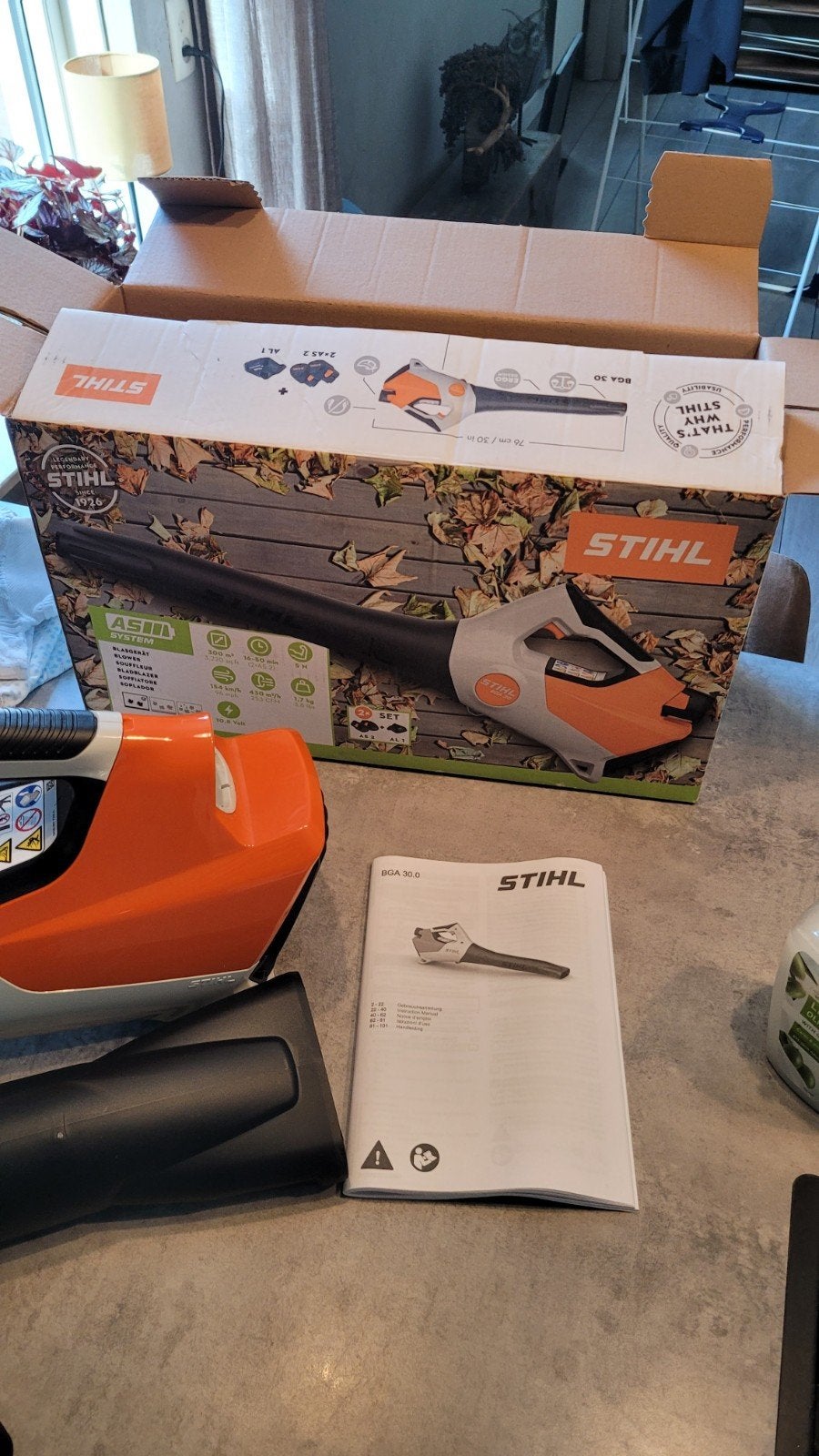 Stihl BGA 30 Bladblazer met 2 accu's en lader, Stihl, Ophalen of Verzenden, Zo goed als nieuw, Accu