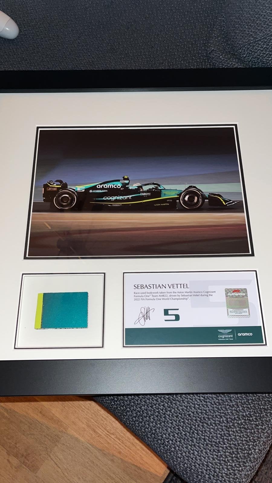 Sebastian Vettel Aston Martin F1 Carbon Stuk - Ingelijst, Verzamelen, Ophalen, Zo goed als nieuw, Formule 1