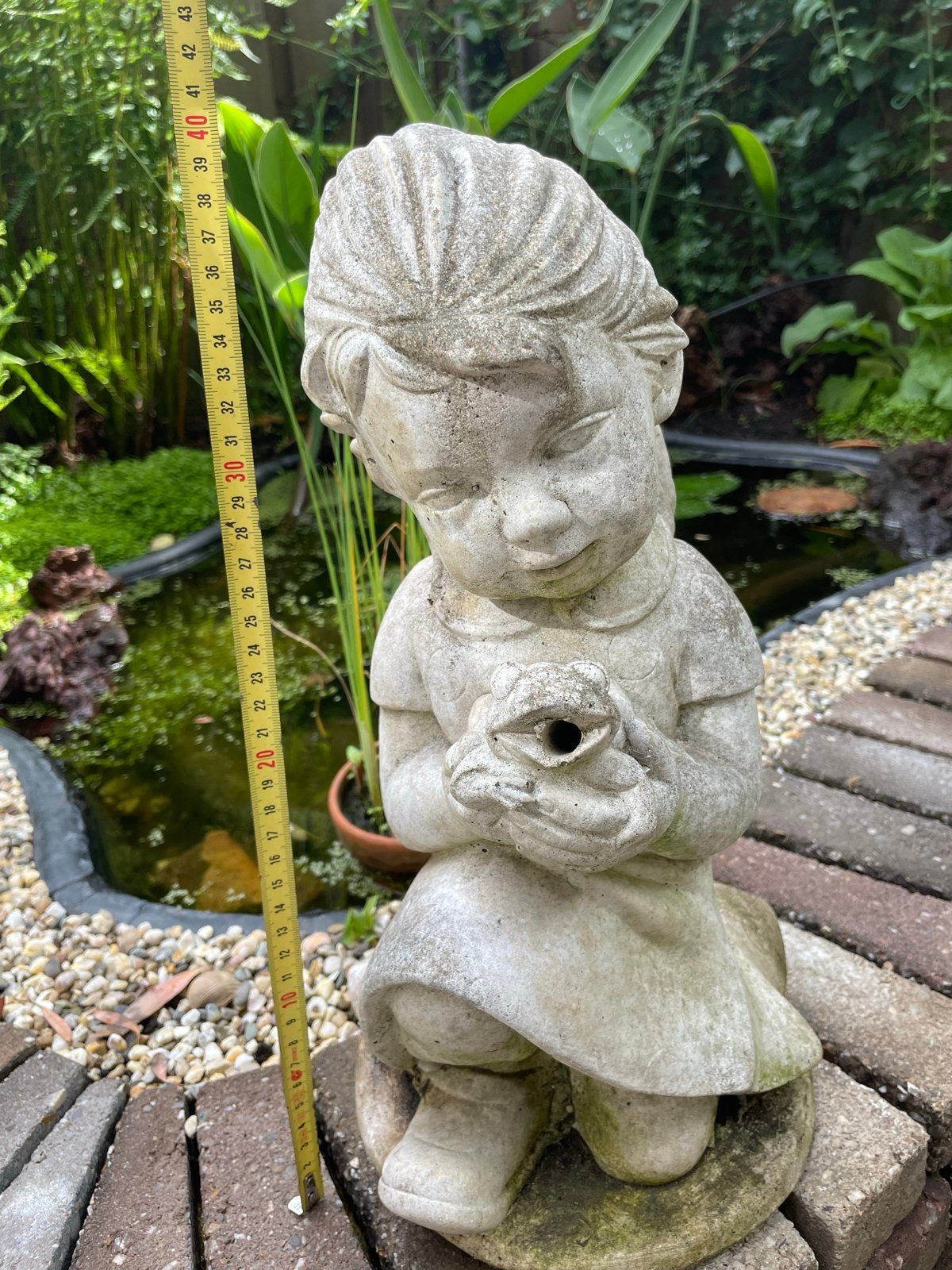 Betonnen Tuinbeeld/fontijn Meisje met Kikker - 42 cm, Ophalen, Gebruikt, Beton, Fontein