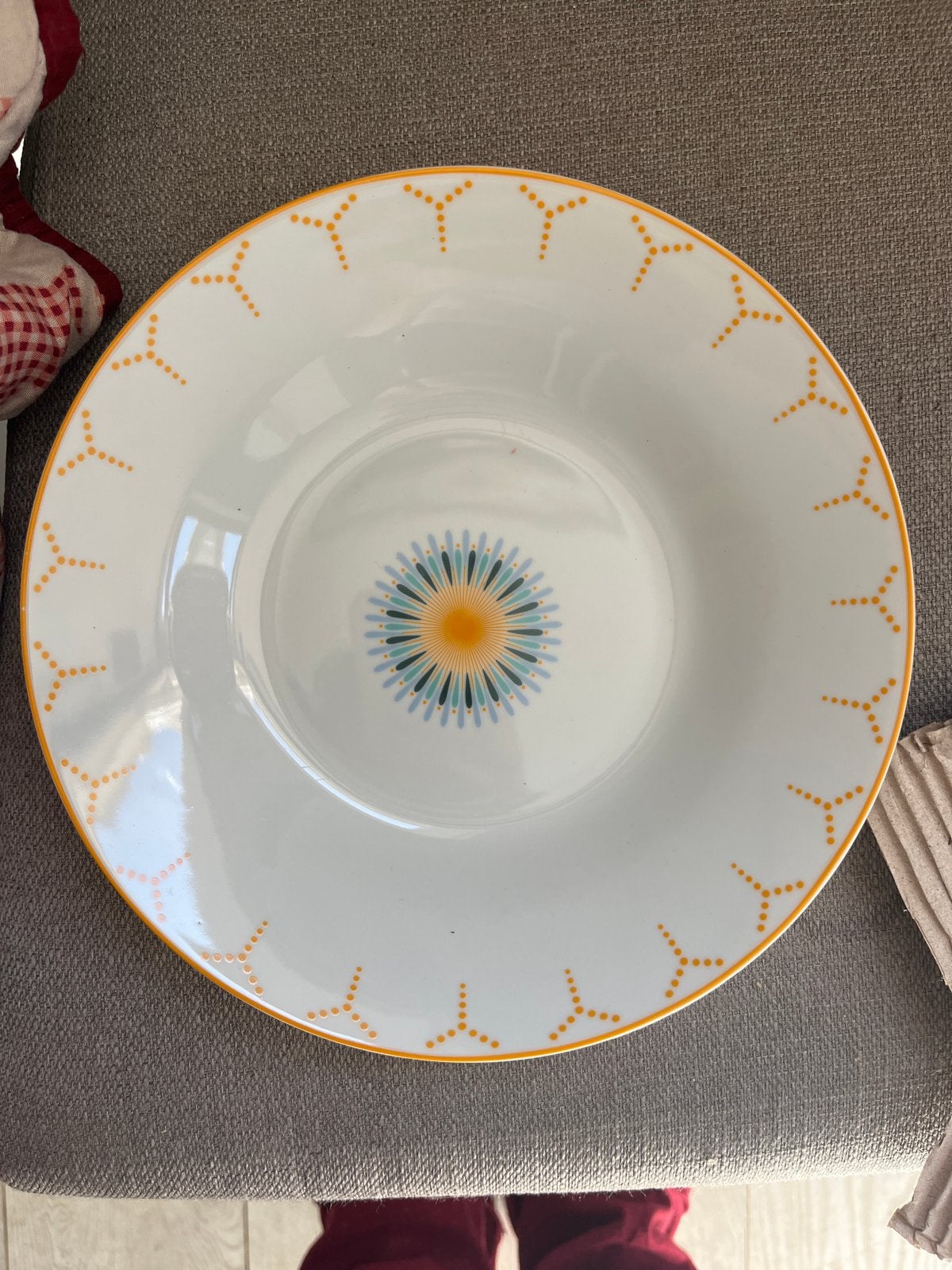 Mooi servies met zonnig design, Keramiek, Ophalen of Verzenden, Zo goed als nieuw, Bord(en)