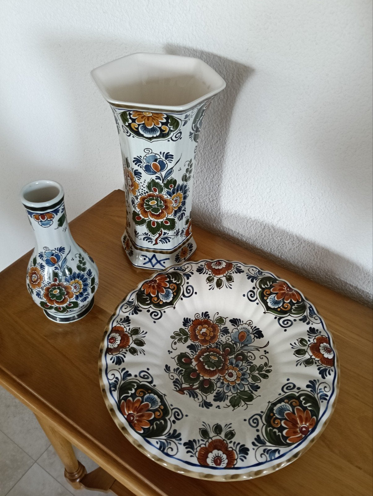 Delfts polychroom handwerk set: vaas, flesvaas, schaal, Antiek en Kunst, Ophalen