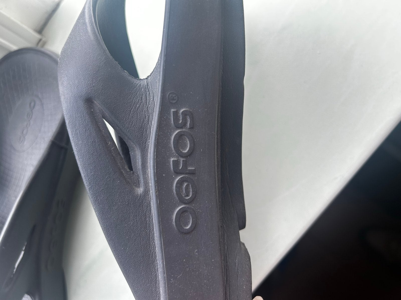 Oofos slippers maat 45 - Comfortabele herstelslippers, Ophalen of Verzenden, Gedragen, Zwart, Slippers