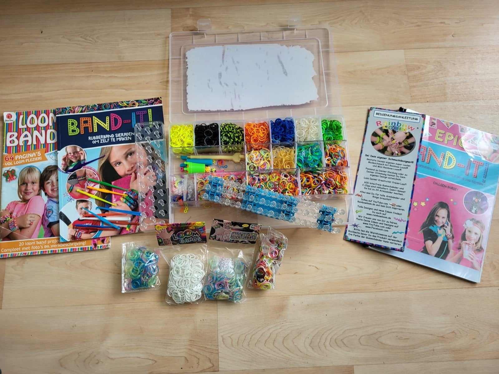 Orginele Rainbow loom set met elastiekjes en boeken, Ophalen of Verzenden, Zo goed als nieuw, Knutselen