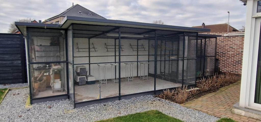 Mooie grote aluminium Antraciet voliere, Dieren en Toebehoren, Vogels | Hokken en Kooien, Ophalen of Verzenden, Zo goed als nieuw