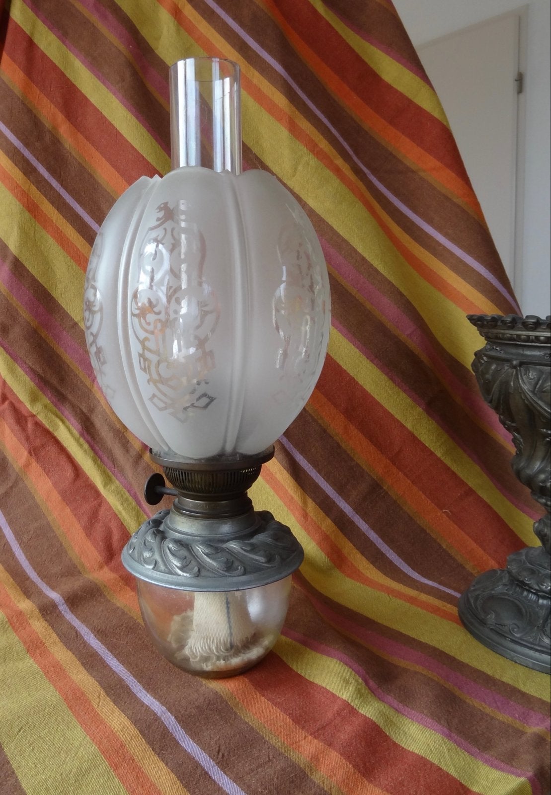 Antieke olielamp met leeuwenkoppen en geëtst glas, Ophalen of Verzenden