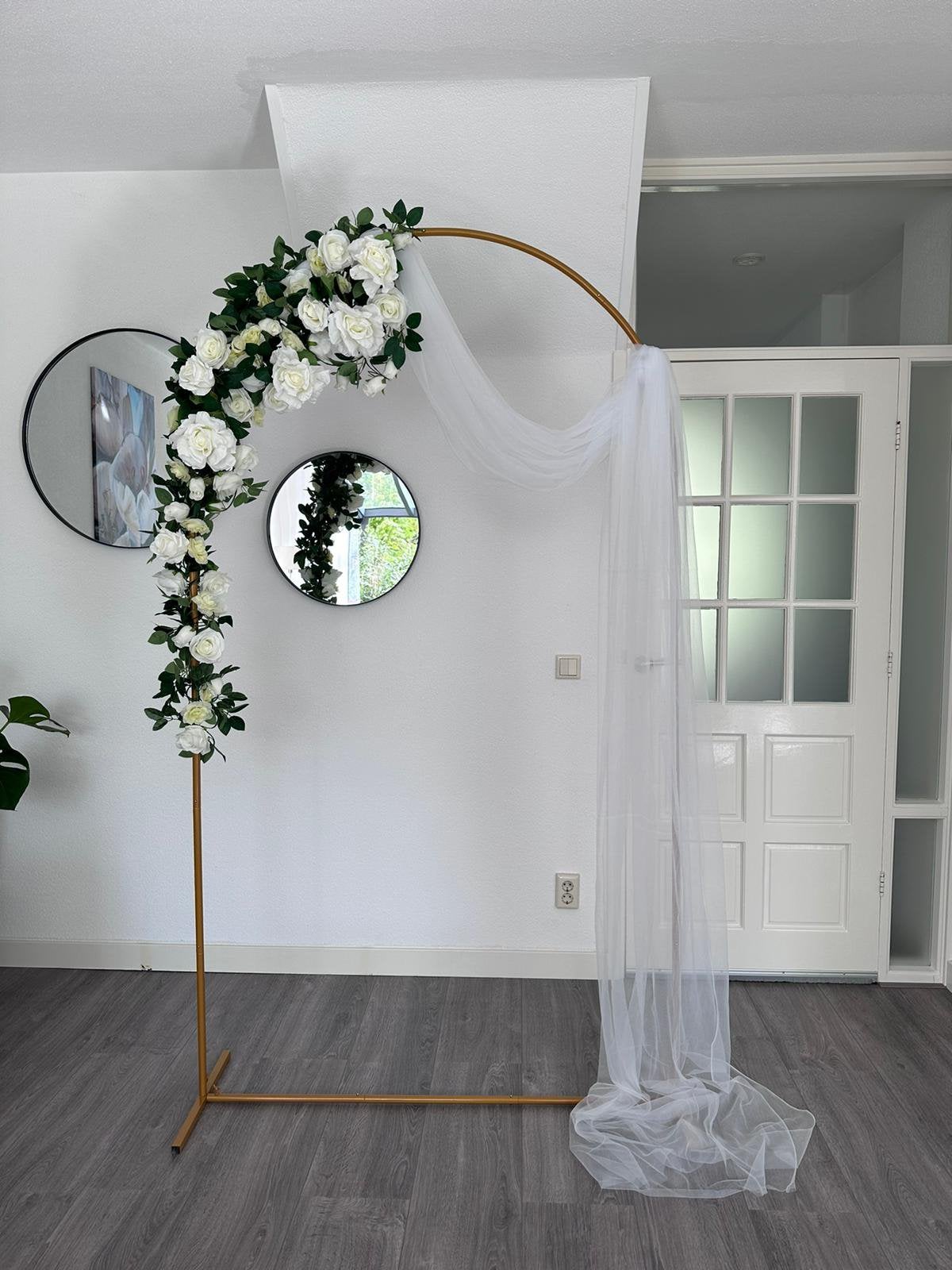 Luxe gouden backdrop / ceremonieboog met bloemen en tule, Ophalen, Zo goed als nieuw, Geboorte of Huwelijk