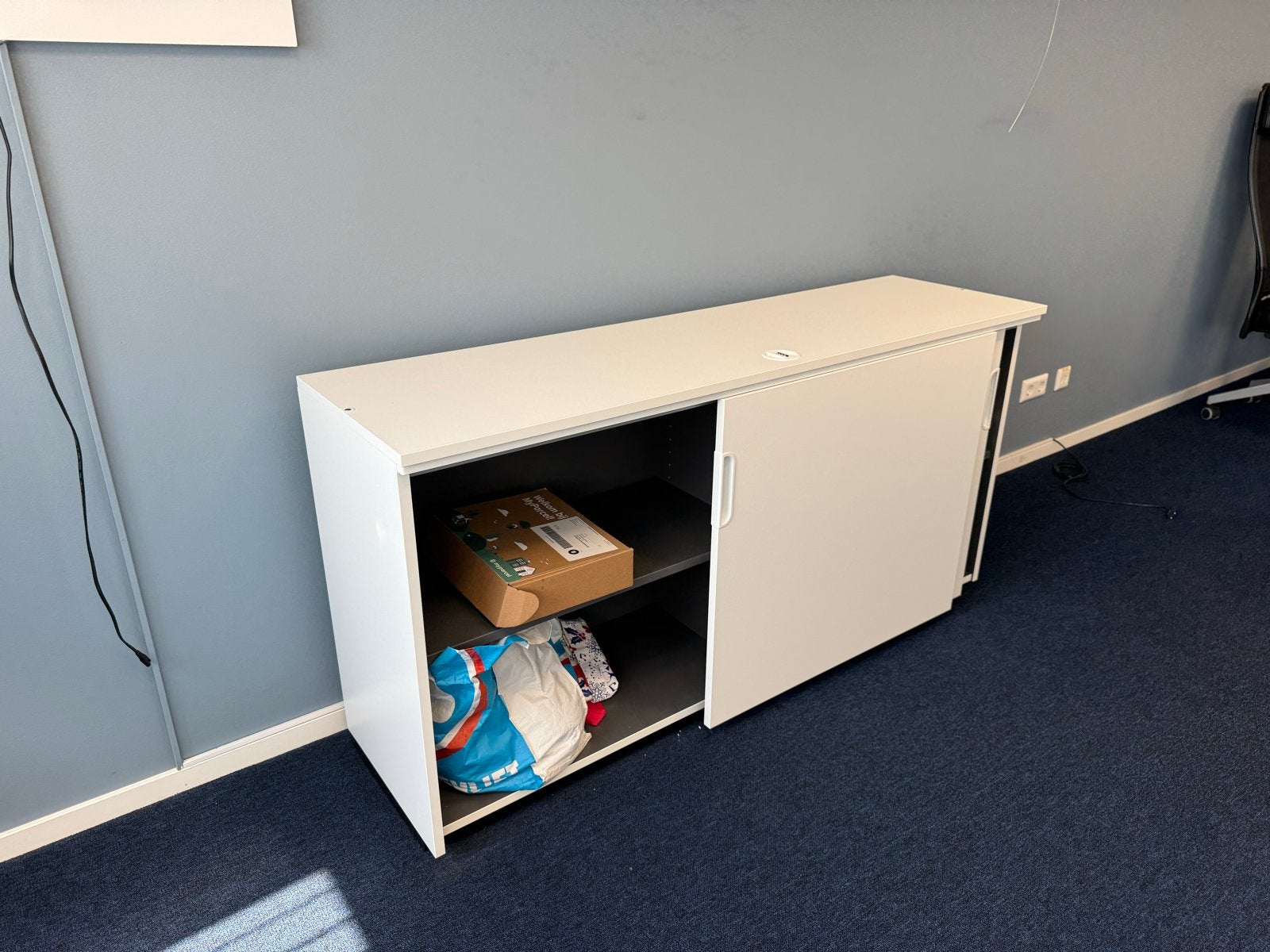Modern wit dressoir met schuifdeuren, Ophalen, Kunststof, Gebruikt, 150 tot 200 cm