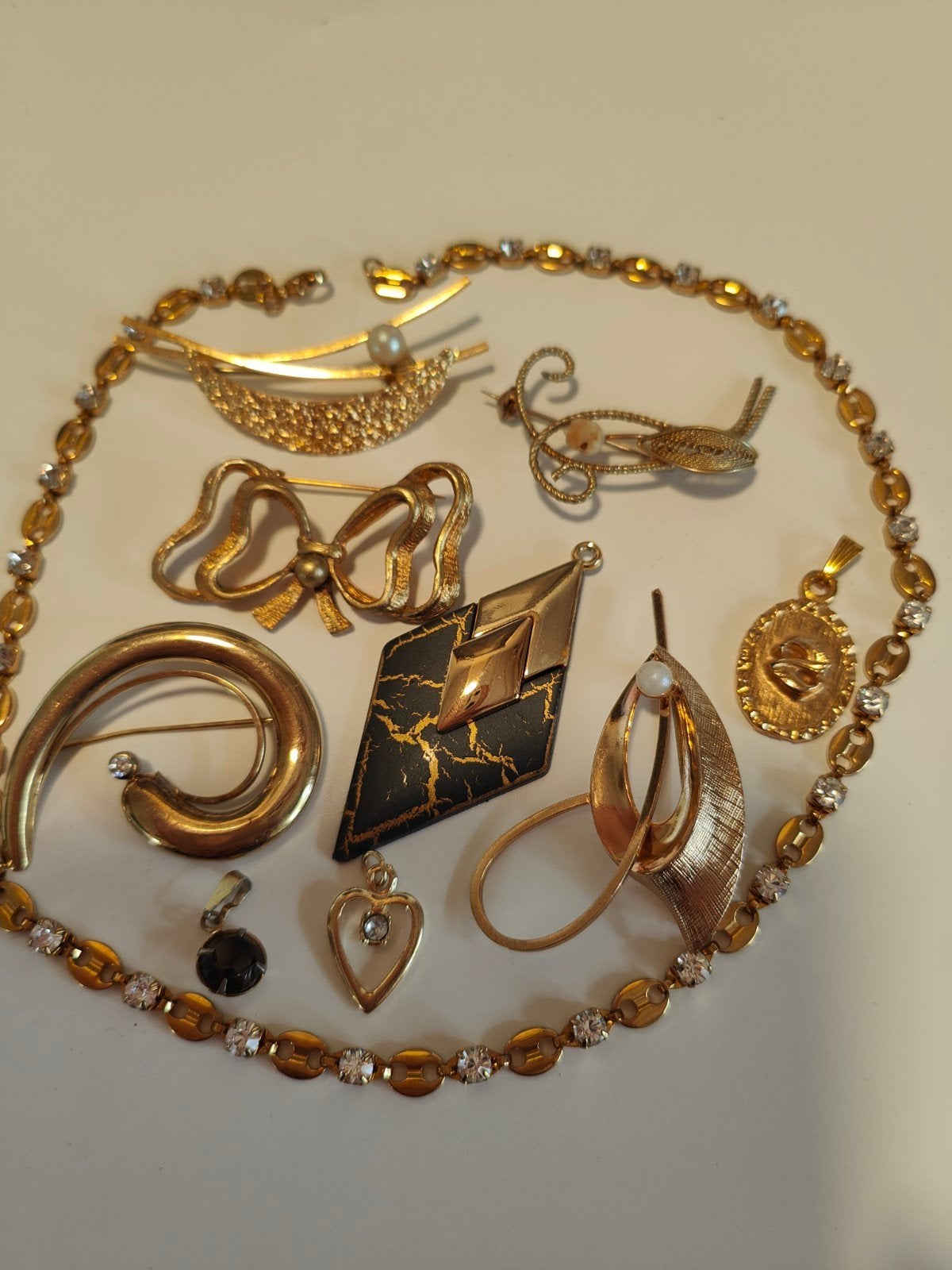 Nr 4.   10 Diverse Sieraden: Broches, Hangers en Ketting, Ophalen of Verzenden