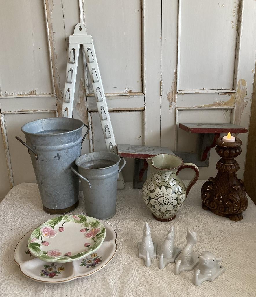 Brocante vakkenbord - regaaltje - zinken vaasjes - kannetje, Antiek en Kunst, Curiosa en Brocante, Ophalen of Verzenden