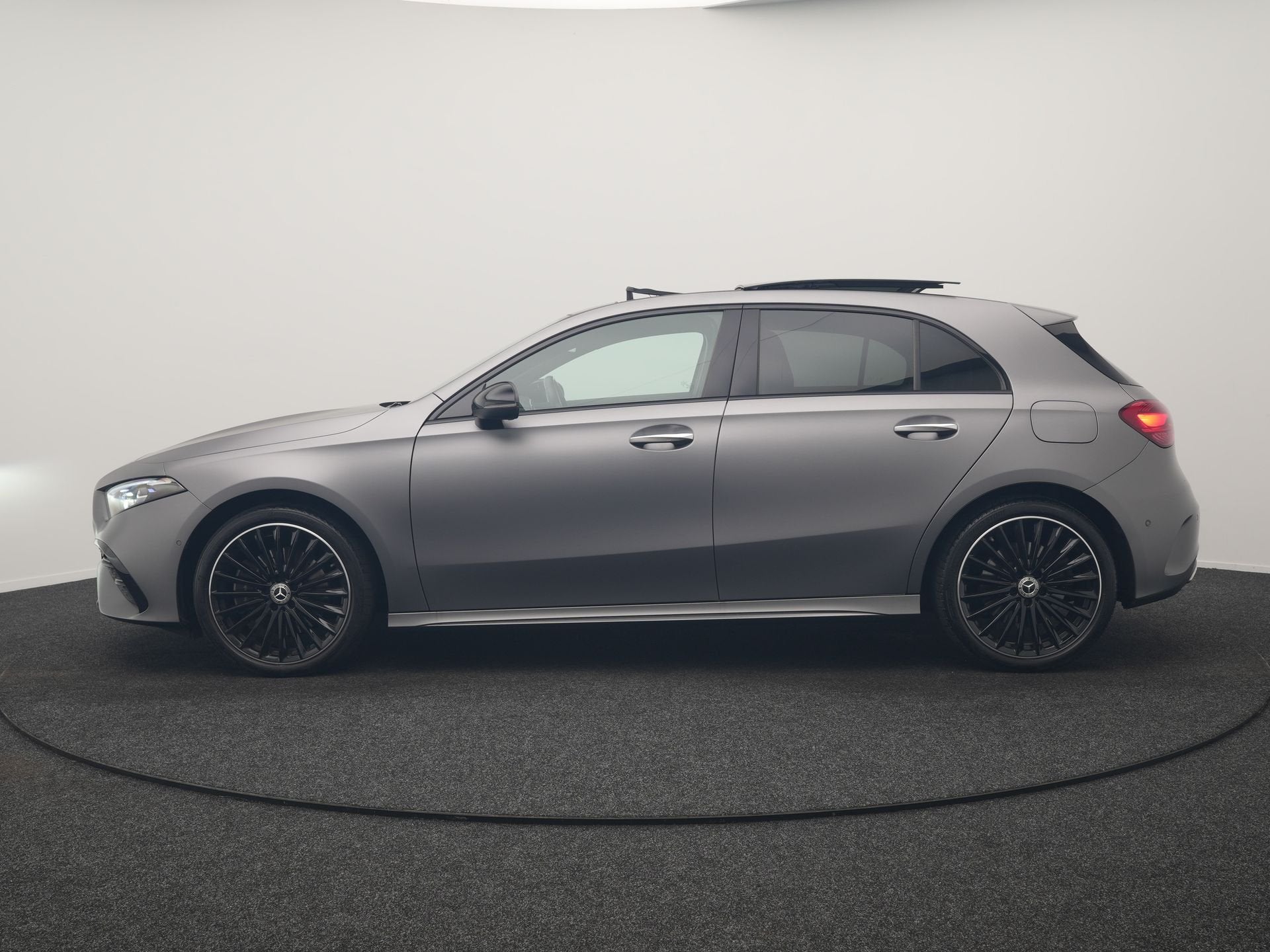 Mercedes-Benz A-Klasse 250 e AMG Line PHEV 218pk FACELIFT De, Auto's, Gebruikt, 4 cilinders, 15 kWh, Bedrijf