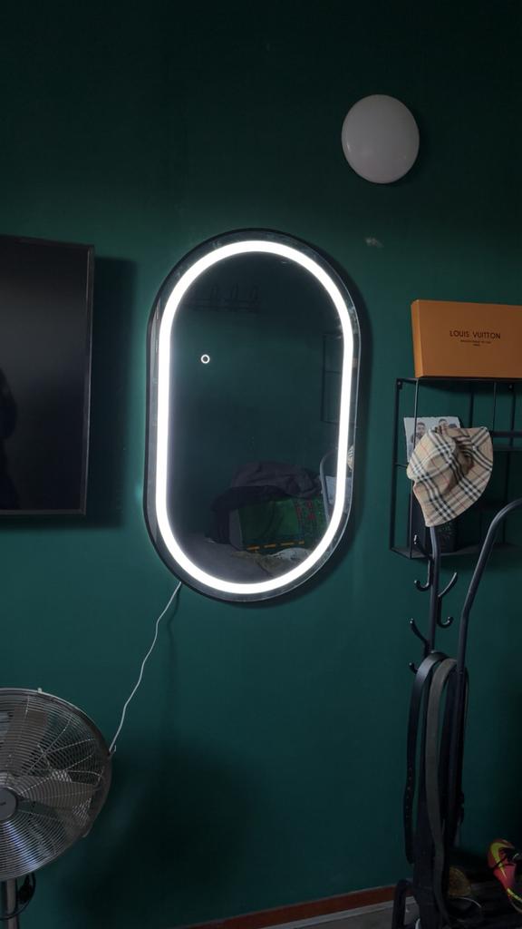 Spiegel met led verlichting nieuw in doos, Huis en Inrichting, Woonaccessoires | Spiegels, Ophalen of Verzenden, Zo goed als nieuw