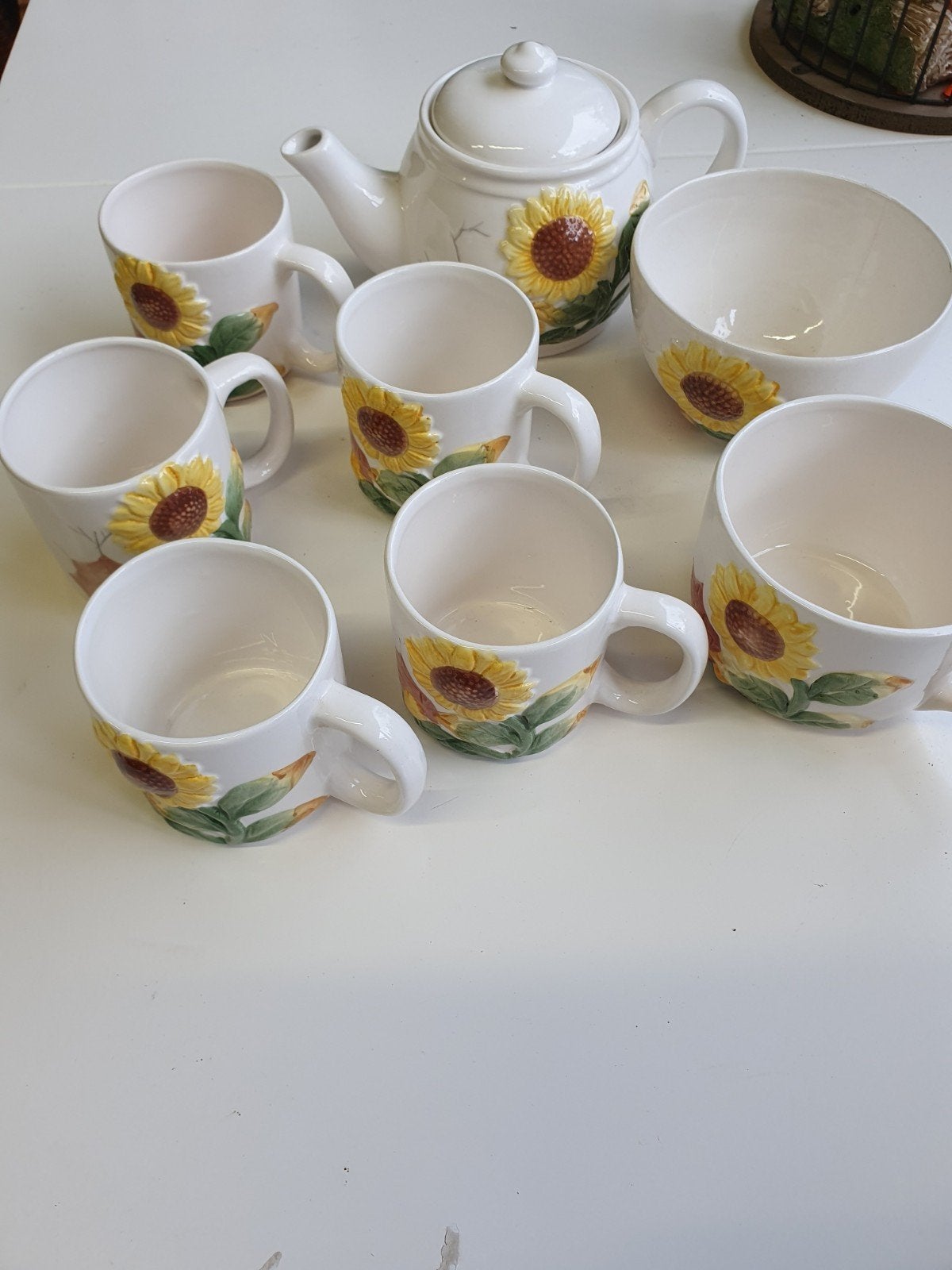 Servies met zonnebloem design - theepot, kommen, mokken, Huis en Inrichting, Keuken | Servies, Gebruikt, Keramiek, Ophalen of Verzenden