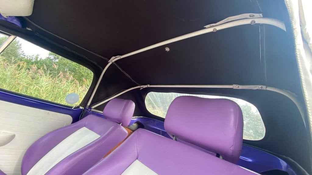 Paarse Volkswagen Kever oldtimer (1972), foto 12