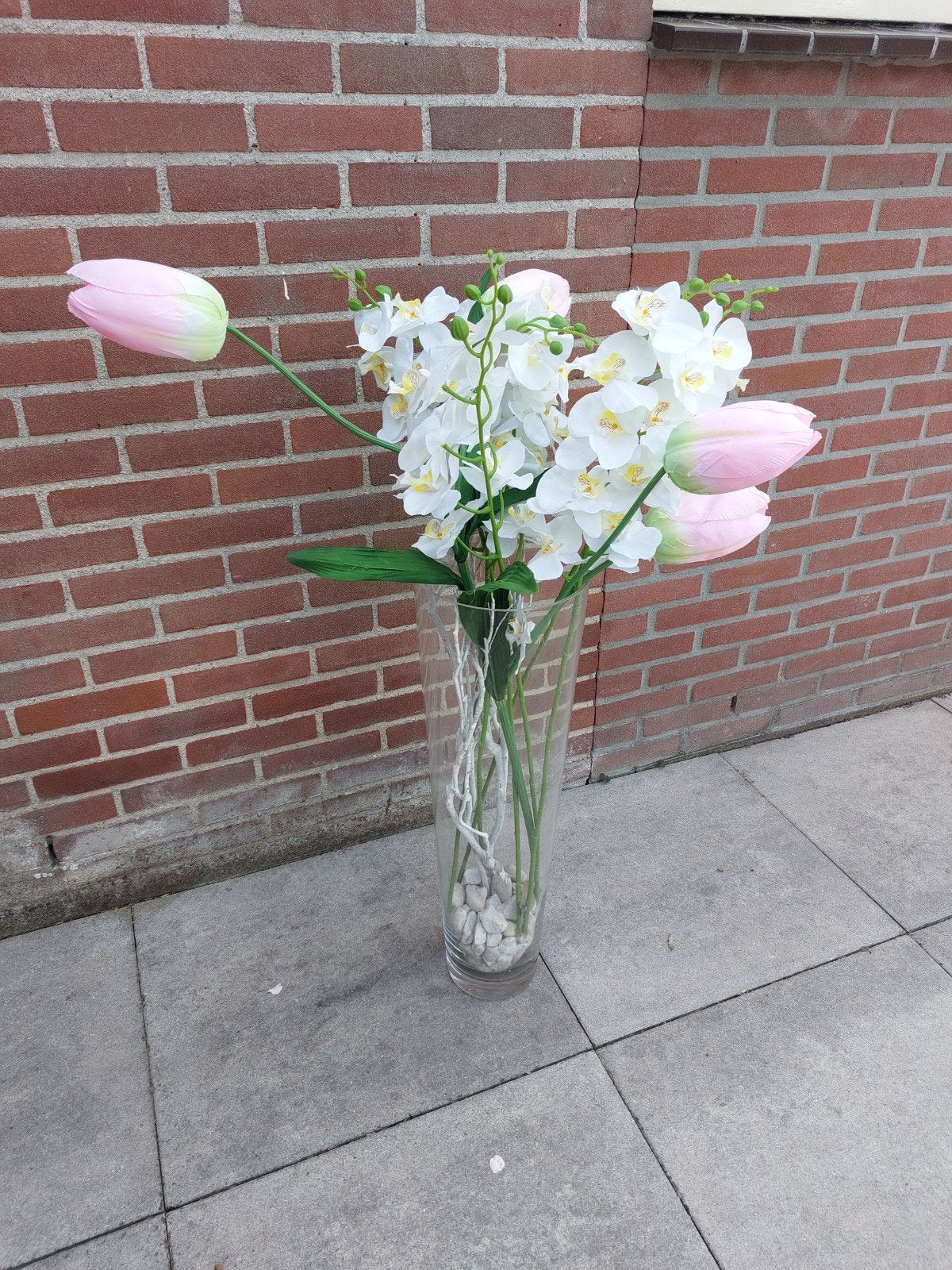 Twee grote vazen met kunstbloemen (tulpen en orchideeën), Huis en Inrichting, Ophalen of Verzenden, Boeket, Inclusief kunstbloemen