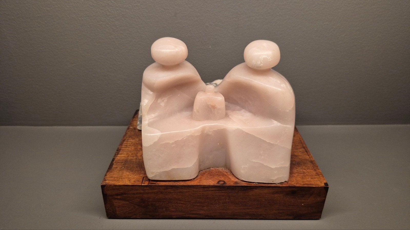 Fraai stenen beeld - Familie op houten sokkel, Groep mensen, Minder dan 20 cm, Ophalen of Verzenden, Beeld