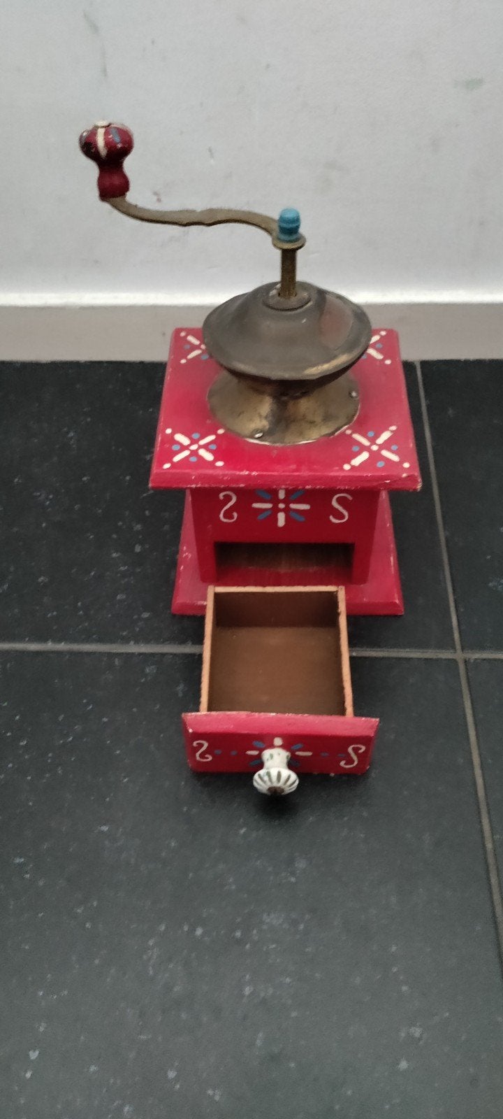 Koffiemolen,rood,hout,molen,decoratie,messing,15x15x11,lade, Ophalen of Verzenden, Rood, Hout, Brocante