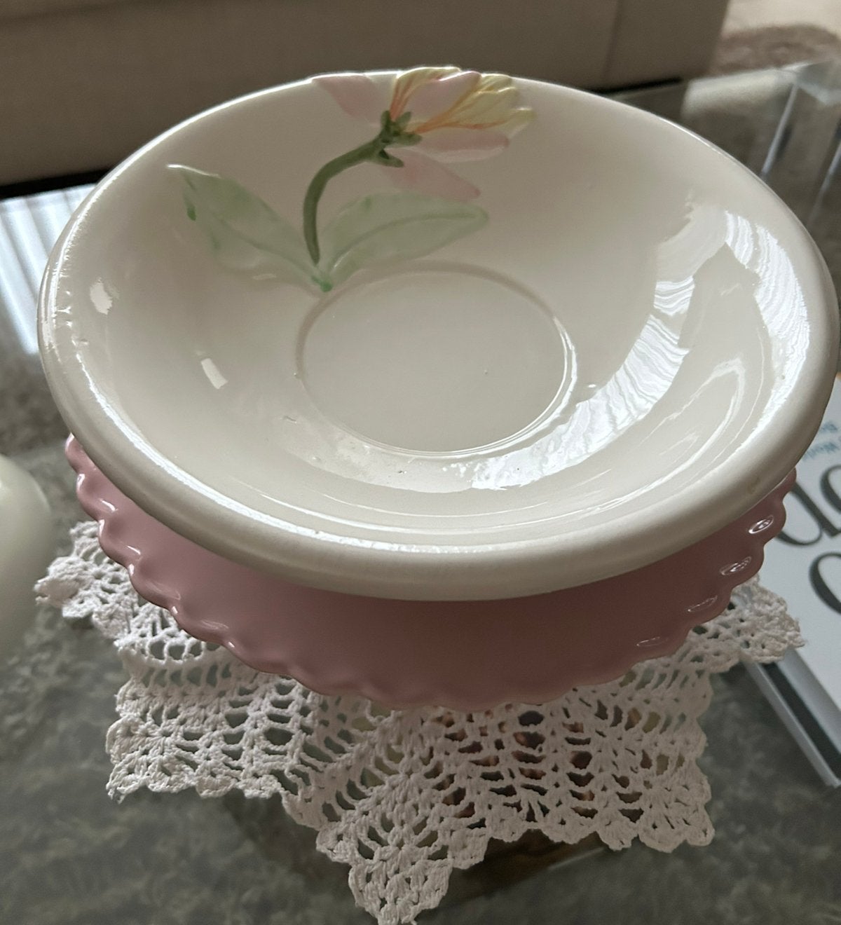 Vintage witte schaal met 3D bloem in pastelkleuren, Ophalen of Verzenden