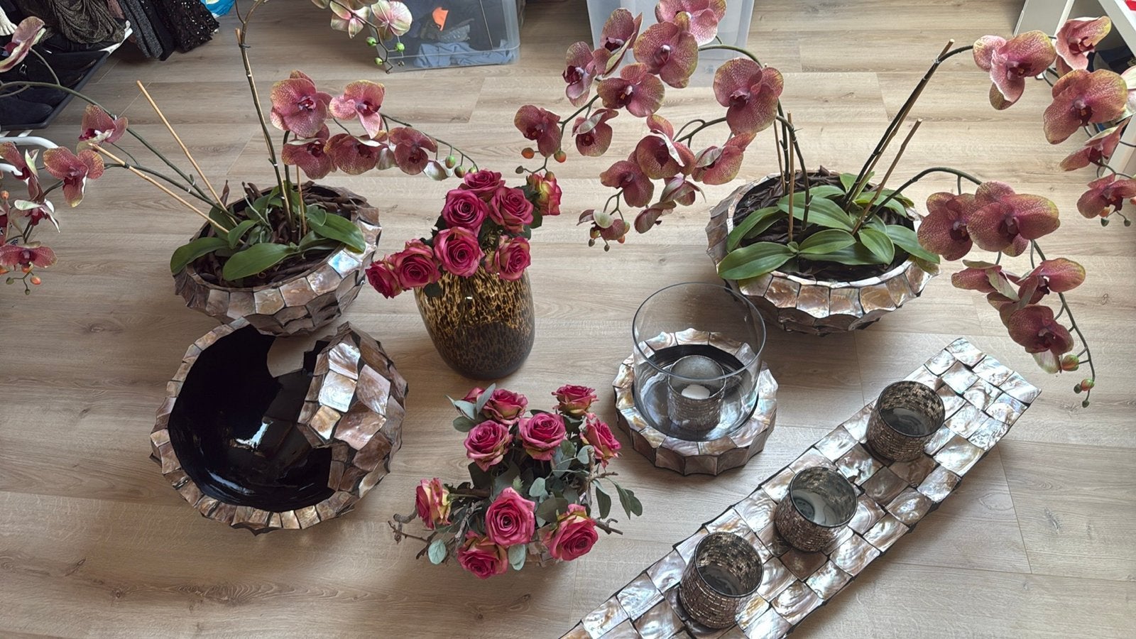Decoratieve set met orchideeën en rozen, Meerkleurig, Ophalen of Verzenden, Zo goed als nieuw, Natuurlijk materiaal