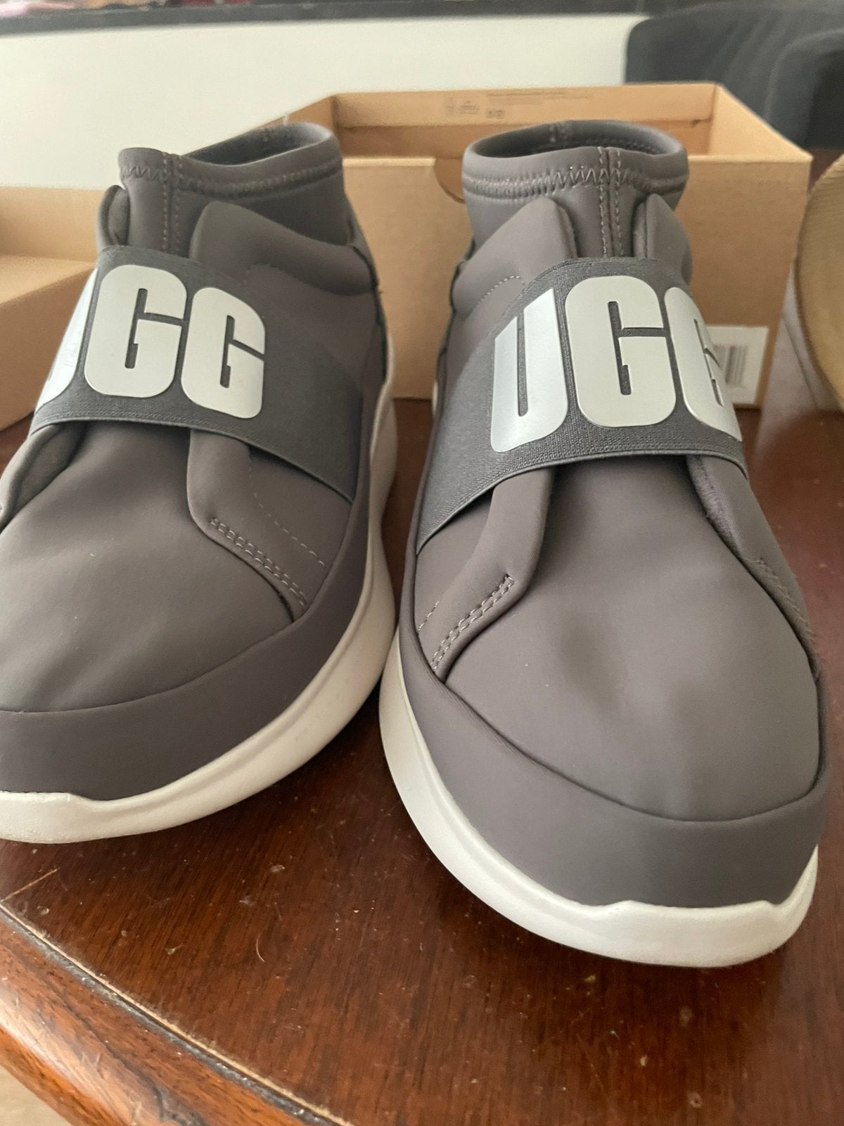 UGG, Kleding | Dames, Schoenen, Ophalen of Verzenden, Grijs, Sneakers of Gympen, Zo goed als nieuw