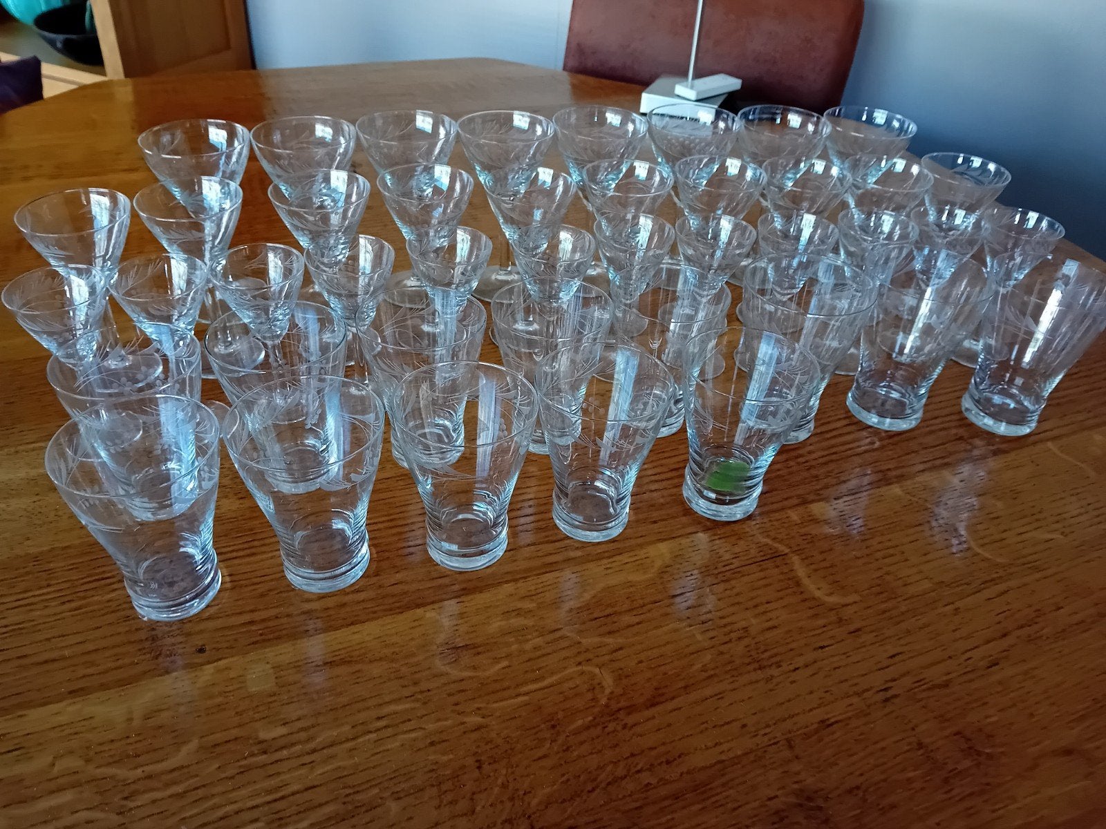 Glasservies met geslepen bloemmotief, Ophalen of Verzenden