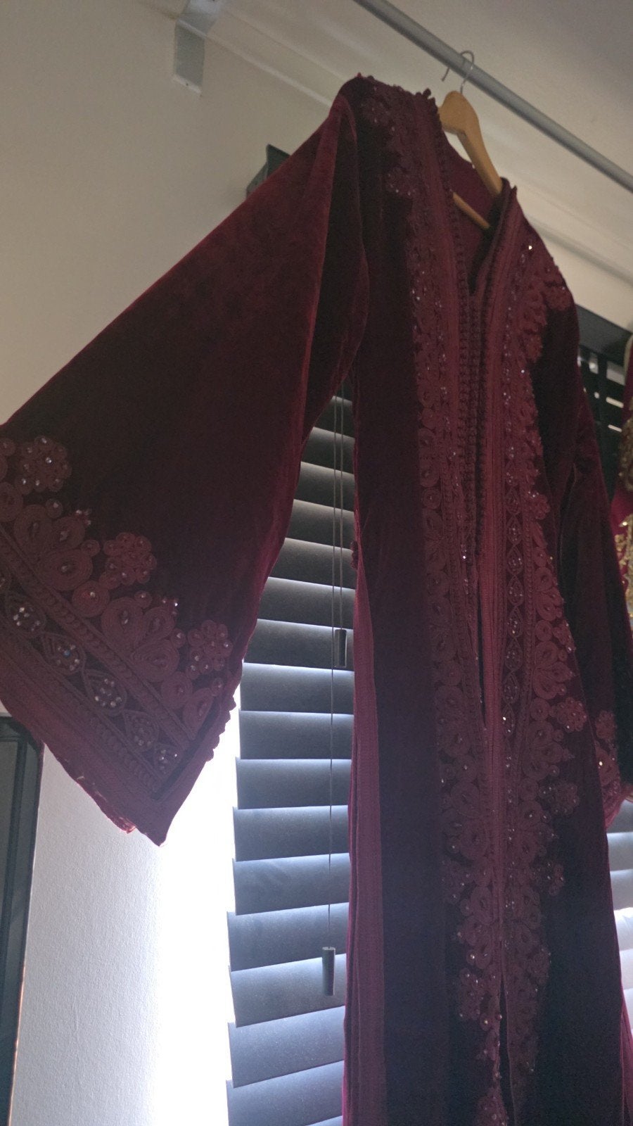 Prachtige bordeauxrode kaftan/ takchita met borduursels, Maat 38/40 (M), Overige typen, Ophalen of Verzenden, Rood