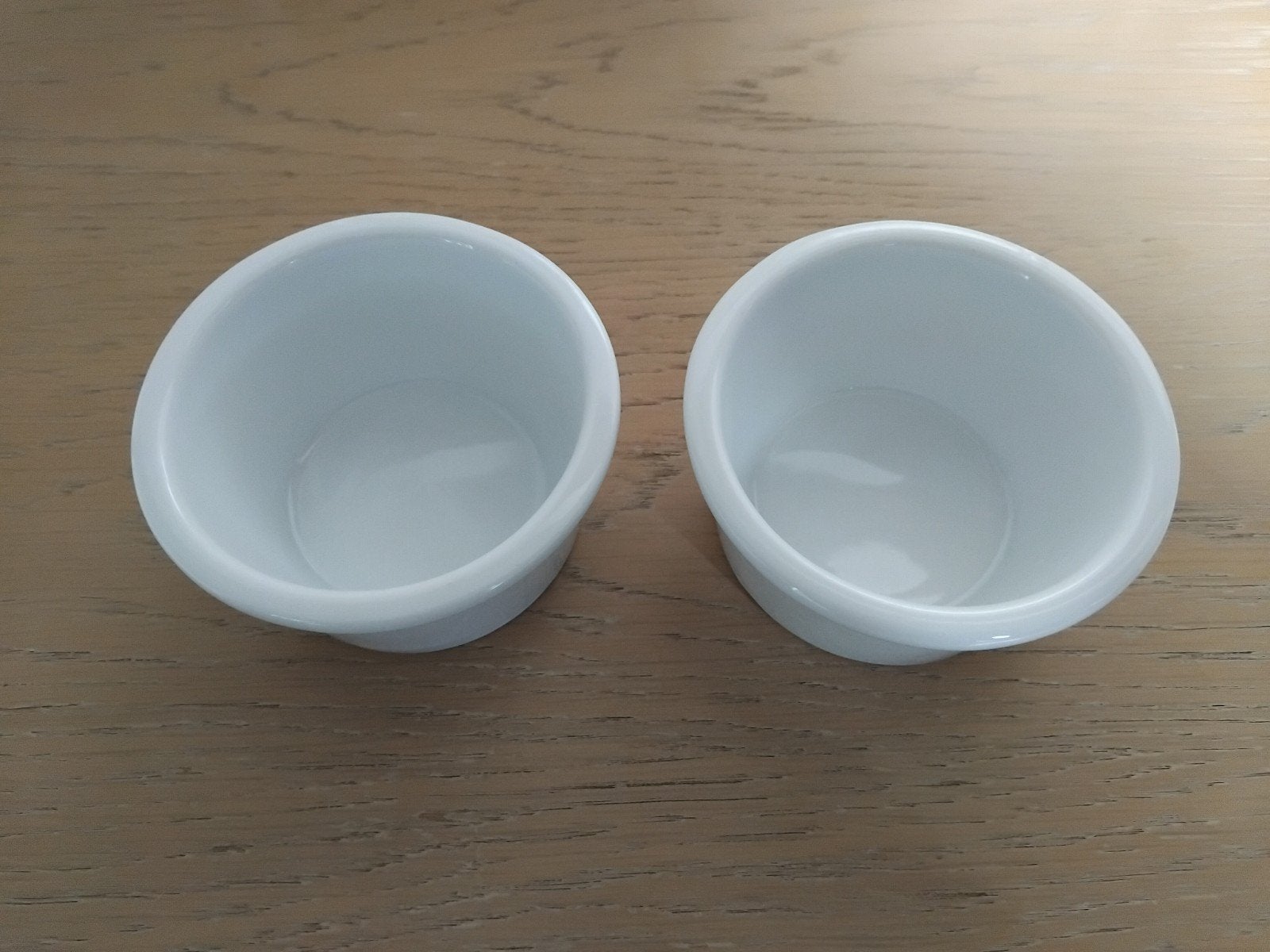 2x Witte Ramekins / Ovenvaste schaaltjes - 9 cm. Samen, Ophalen of Verzenden, Zo goed als nieuw, Overige stijlen, Schaal of Schalen