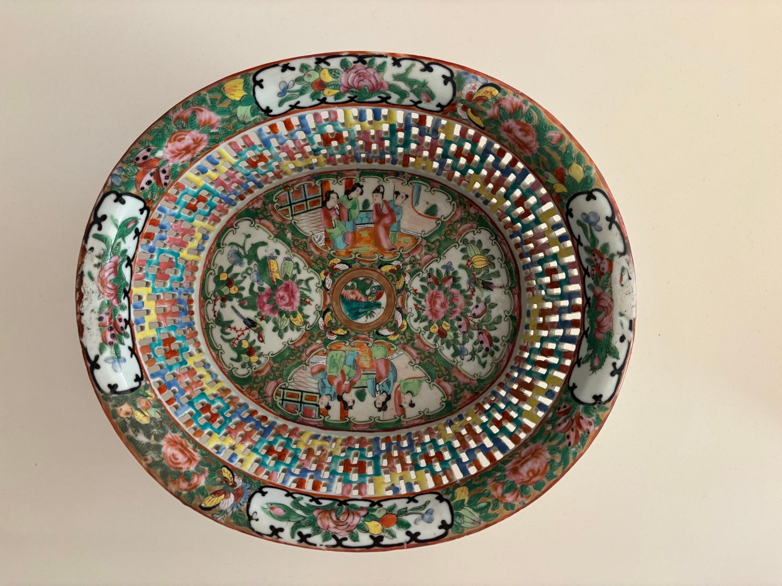 Antieke Chinese Famille Rose Opengewerkte Mand/Schaal, 19e E, Ophalen of Verzenden