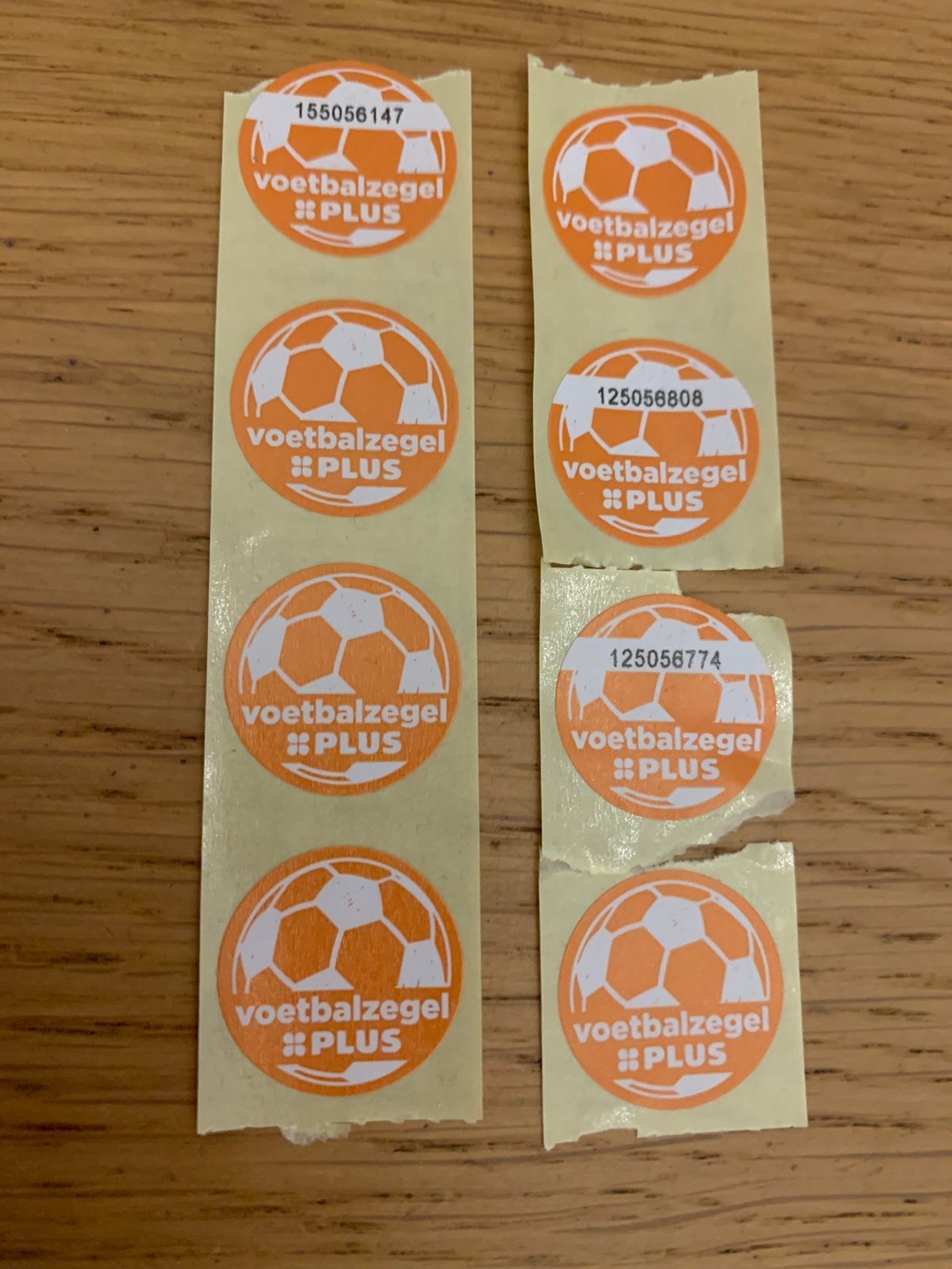 8 Voetbal spaarzegels Plus., Verzamelen, Supermarktacties, Plus, Ophalen
