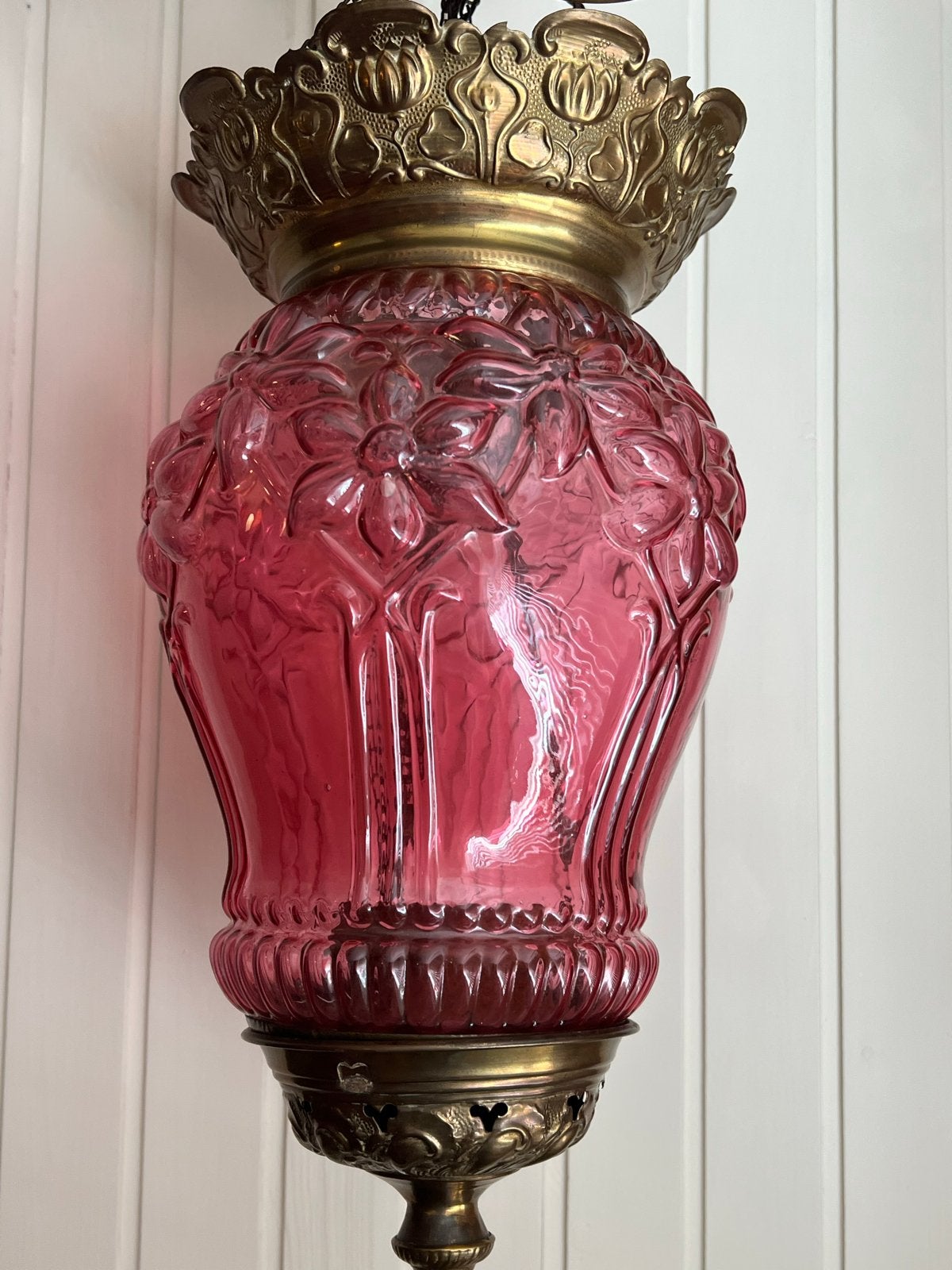 Antieke roze glazen godslamp met messing details, Ophalen