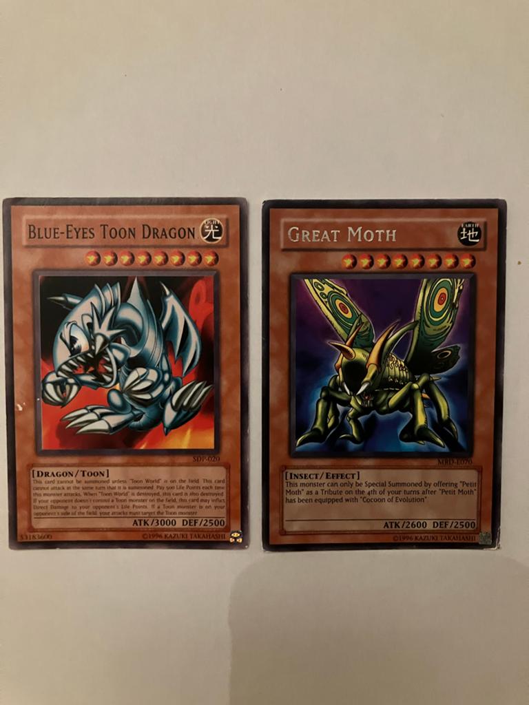Yu-Gi-Oh: Blue-Eyes Toon Dragon & Great Moth - Zeer Goede Co, Hobby en Vrije tijd, Verzamelkaartspellen | Yu-gi-Oh!, Verzenden