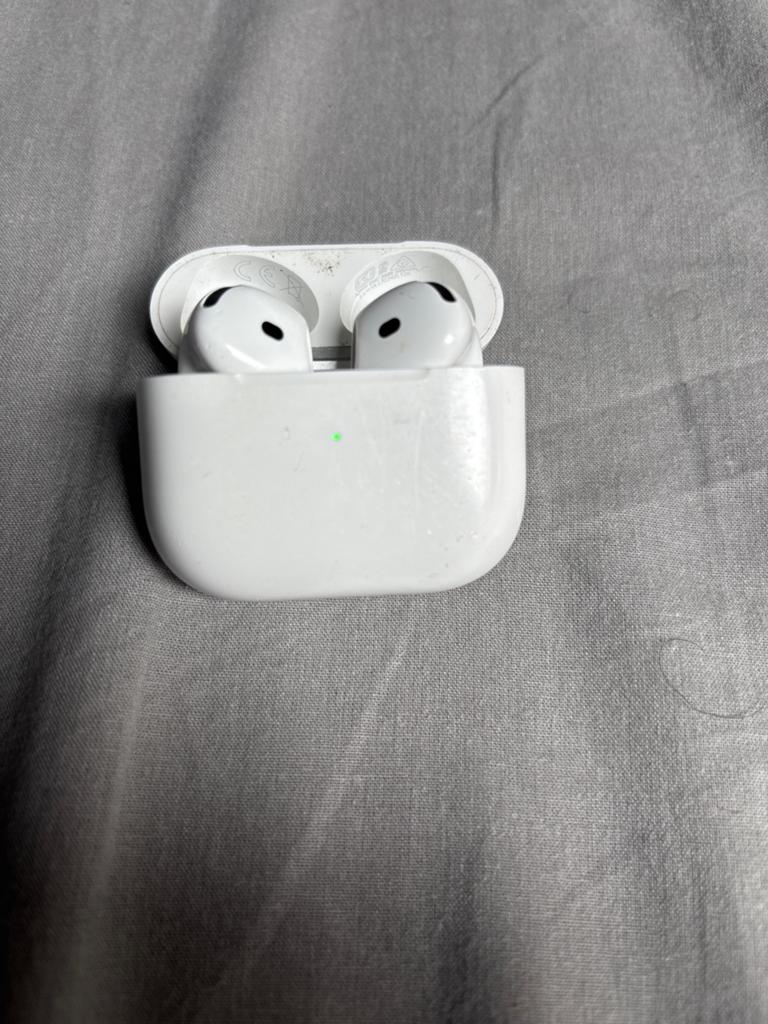 AirPods 3e oplaadcase (werkend) - AirPods zelf defect, Ophalen of Verzenden, Gebruikt, Overige typen
