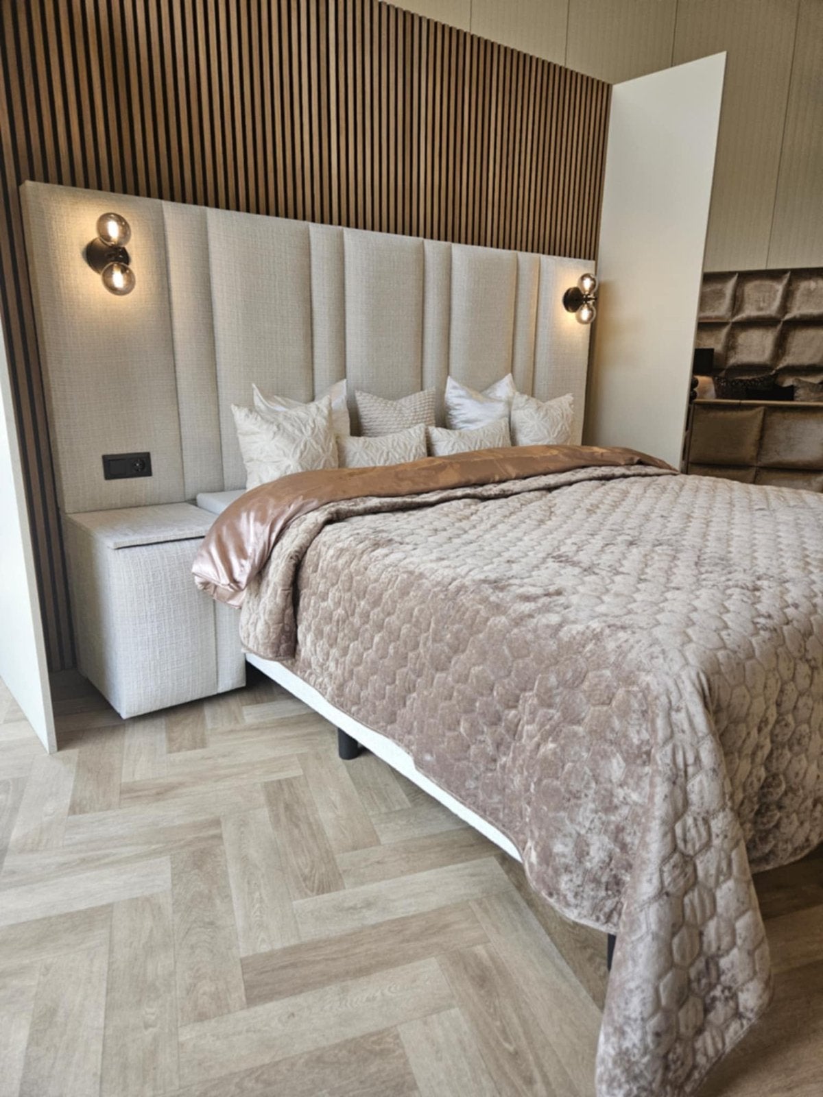 Luxe Tweepersoonsbed met Gestoffeerd Hoofdbord Nieuw 180x200, Beige, Ophalen of Verzenden, 180 cm, 200 cm
