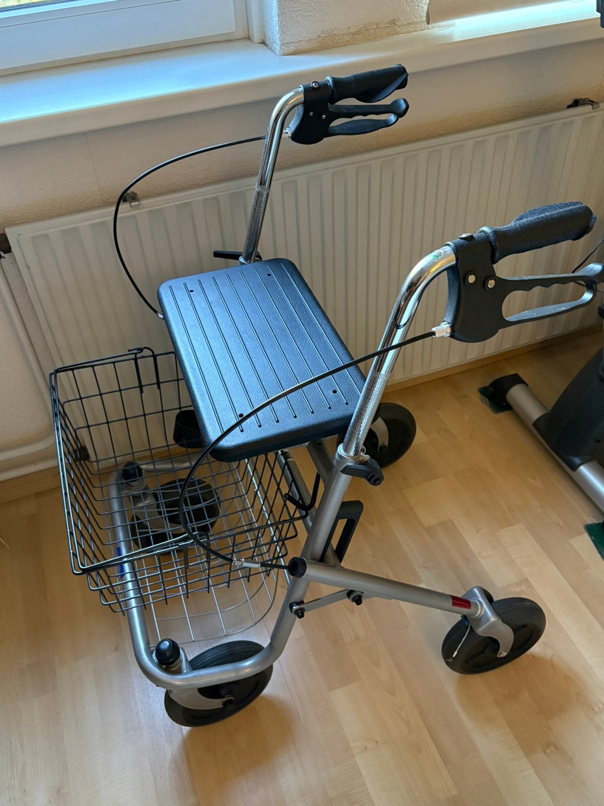 Lichtgewicht rollator, merk Thuasne, Diversen, Ophalen, Lichtgewicht, Zo goed als nieuw