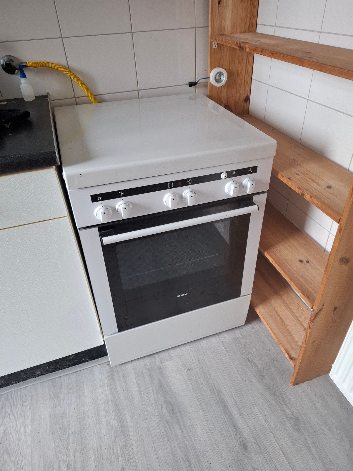 gratis siemens Vrijstaand Gasfornuis met Oven - Wit, Witgoed en Apparatuur, Gebruikt, Gas, 85 tot 90 cm, 4 kookzones