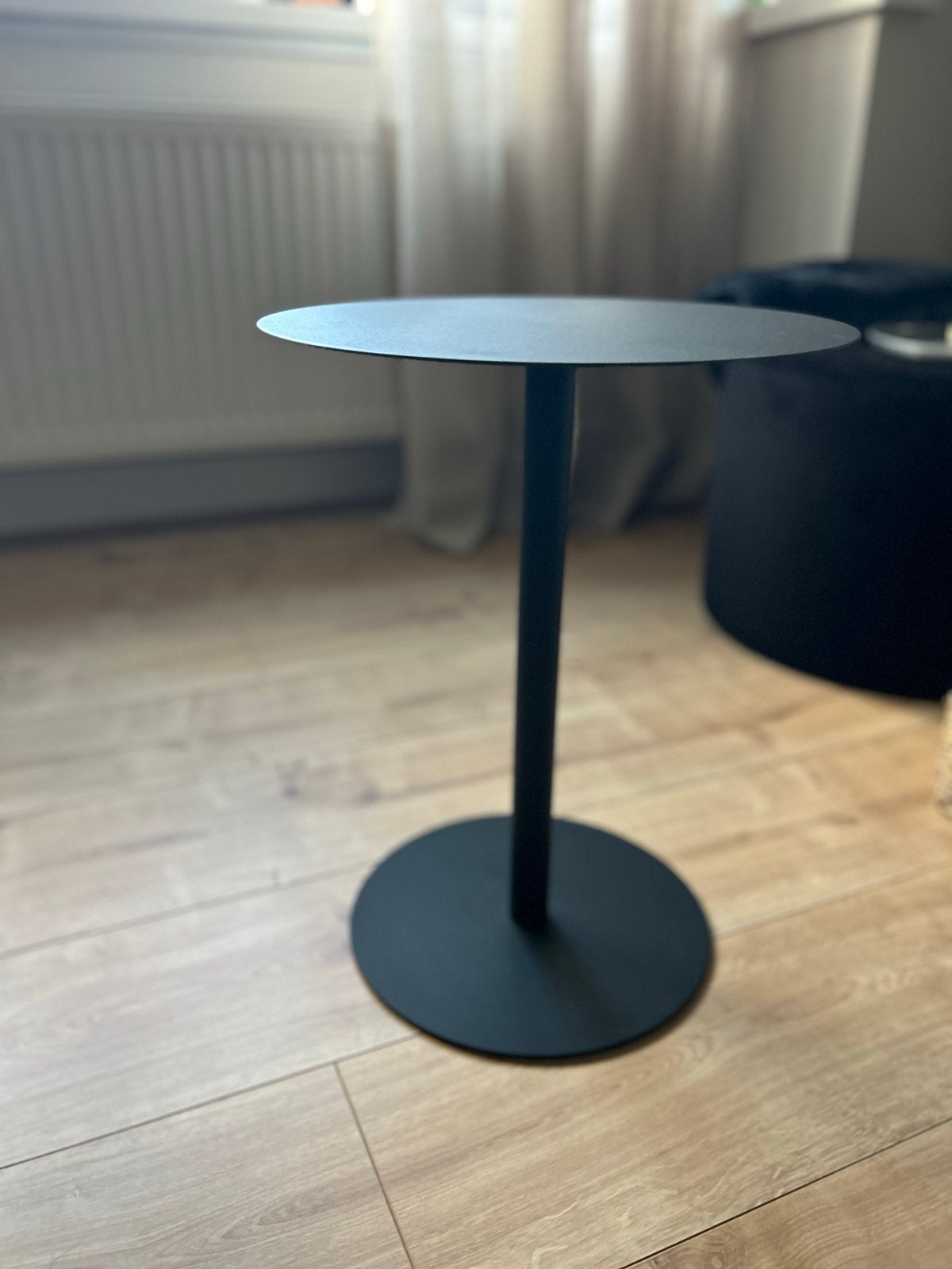 Zwart rond bijzettafeltje - Hoogte 45 cm, Diameter 35 cm, Ophalen, Minder dan 45 cm, Metaal of Aluminium, Rond