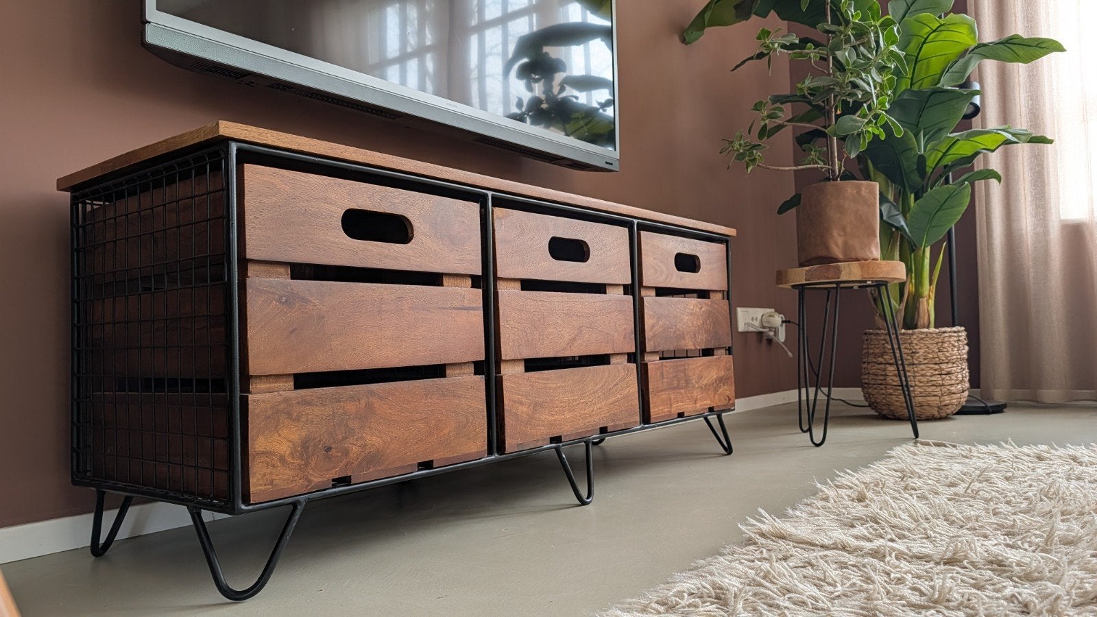TV-meubel op ijzeren pootjes met 3 houten opbergkrattente, Ophalen, 100 tot 150 cm, Zo goed als nieuw, Met lade(s)