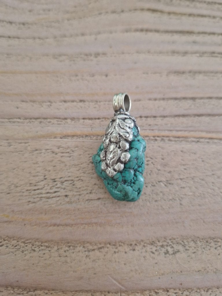 Tibetaans zilveren hangertje met stukje turquoise, Ophalen of Verzenden, Zilver, Hanger, Met edelsteen