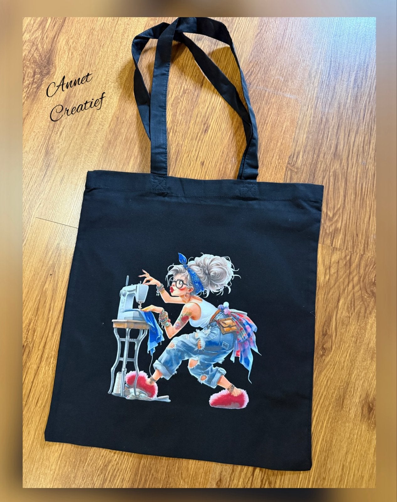 Zwarte tote bag met naaister print, Ophalen of Verzenden, Nieuw, Overige typen