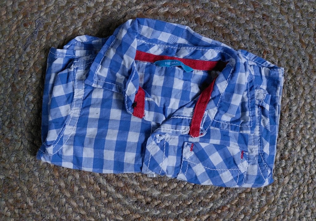 Een stoere geruite blouse blauw-wit - maat 56, Kinderen en Baby's, Babykleding | Maat 56, Gebruikt, Ophalen of Verzenden, Overhemdje of Bloesje