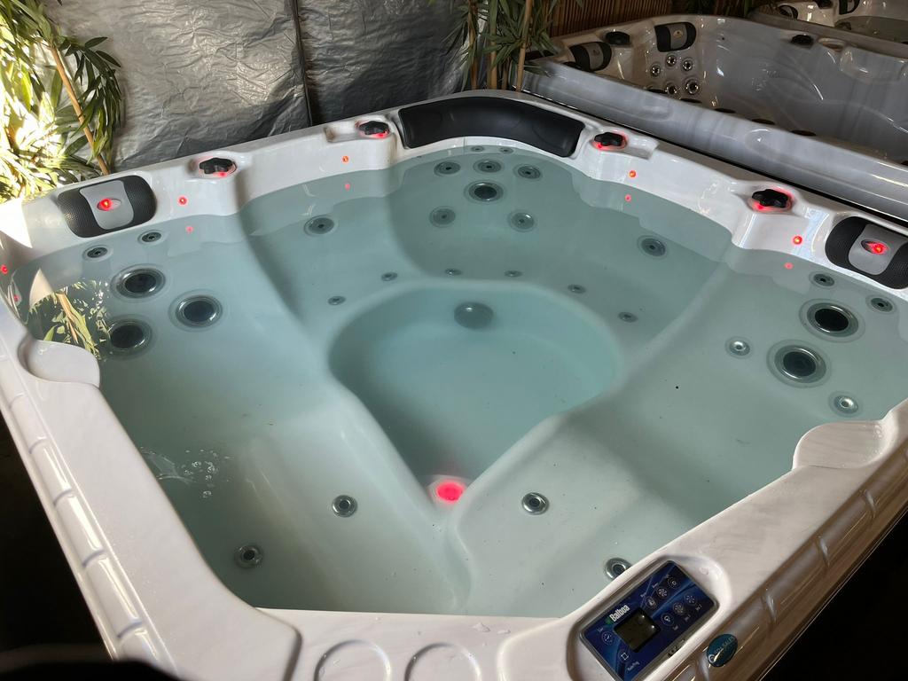 Compacte 5 pers. Spa Relax incl. Garantie & Plaatsing, Tuin en Terras, Bubbelbaden en Hottubs, Zo goed als nieuw, Ophalen
