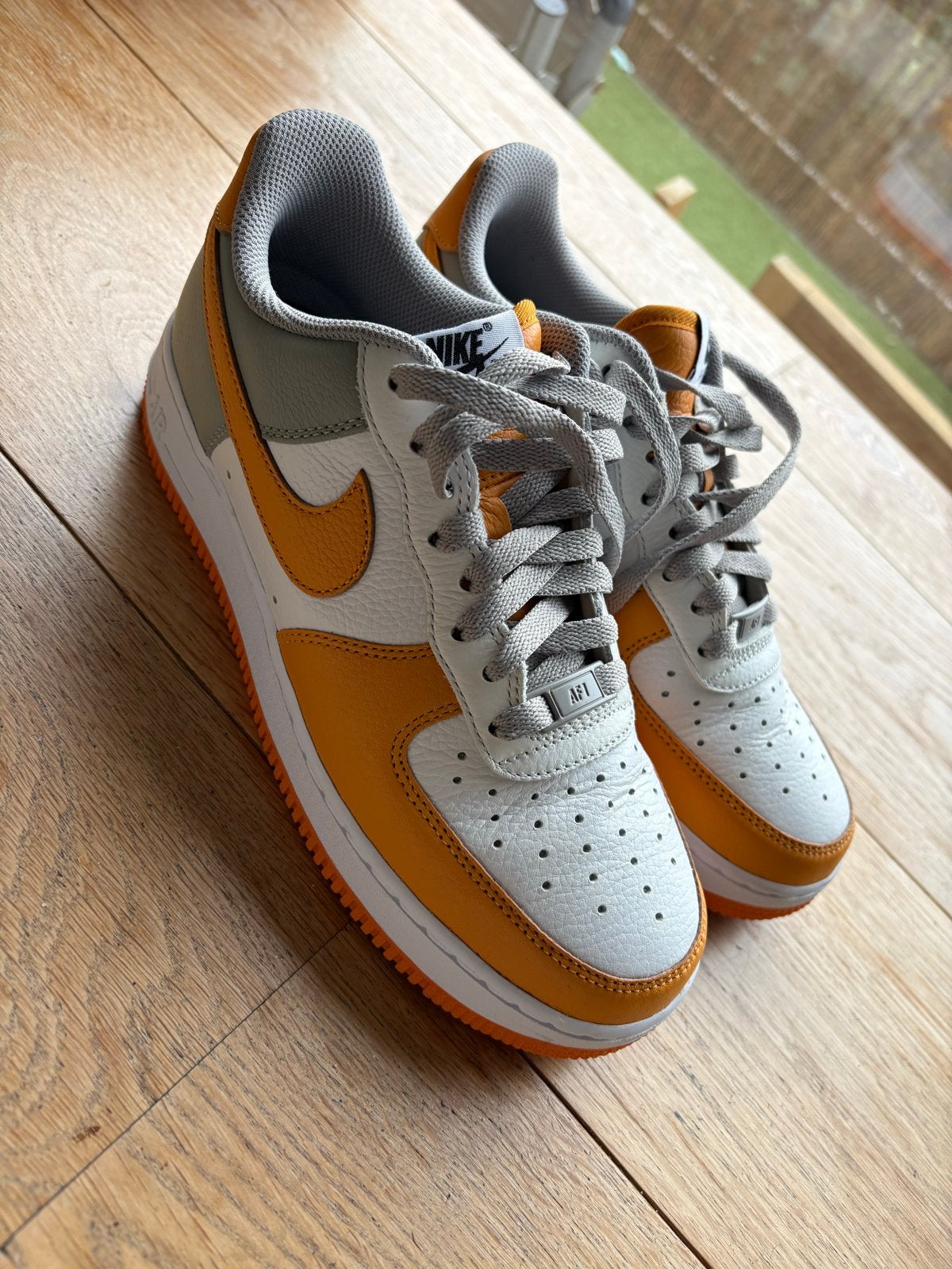 Nike Air Force 1 Low - Wit/Oranje/Grijs, Ophalen of Verzenden, Zo goed als nieuw, Wit, Sneakers of Gympen