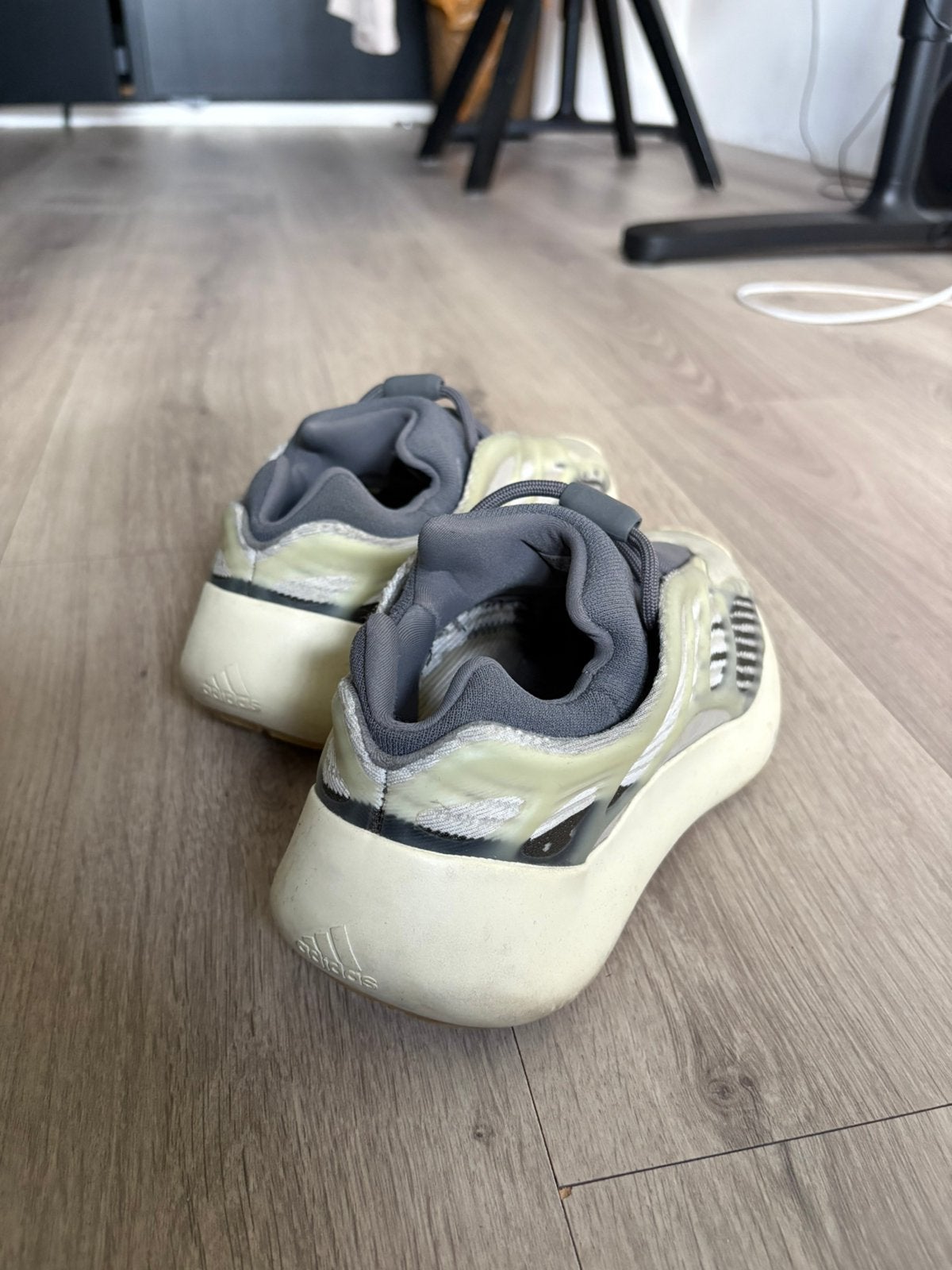 Yeezy 700 maat 41 1/3, Kleding | Heren, Wit, Ophalen of Verzenden, Sneakers of Gympen, Gedragen