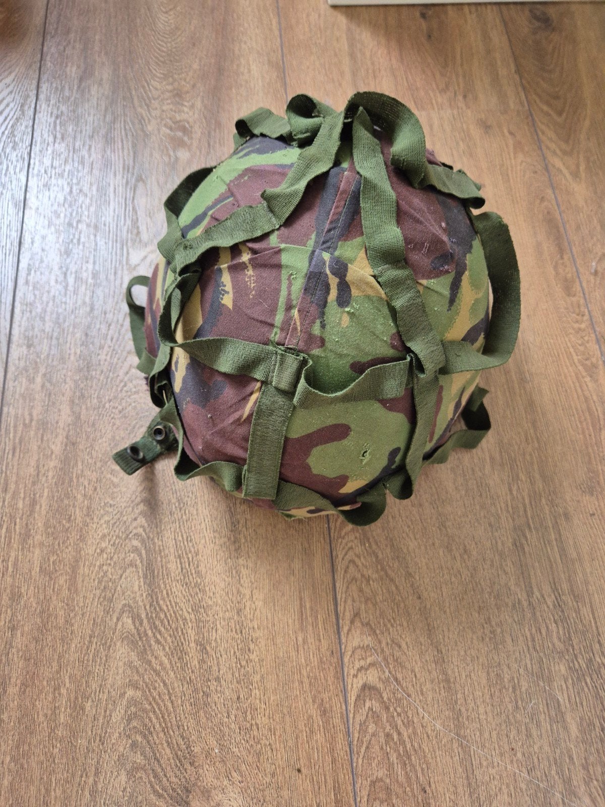 Oude legerhelm uit Afghanistan - Gedragen in oorlog, Verzamelen, Militaria | Algemeen, Ophalen of Verzenden, Landmacht, Nederland