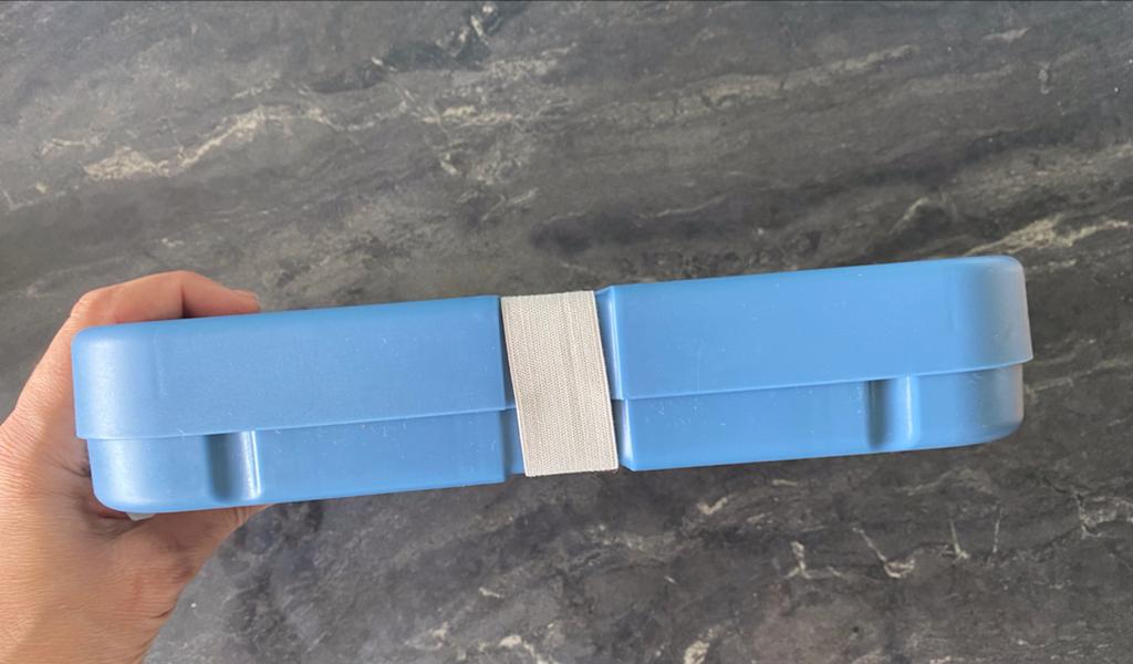 Hema Lunchbox Blauw met Elastiek - zgan, Kunststof, Ophalen of Verzenden, Zo goed als nieuw, Overige merken