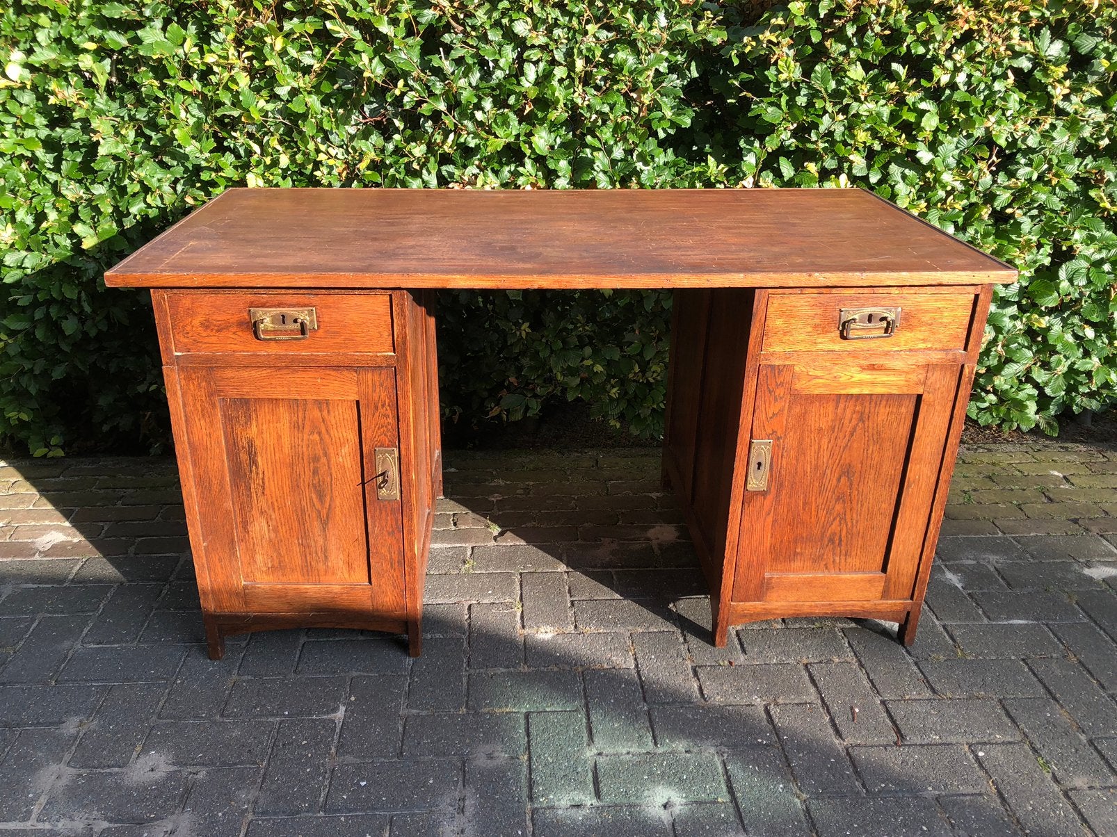 Leuk oud bureau! (Grotendeels massief eiken), Huis en Inrichting, Bureaus, Ophalen, Met lades, Gebruikt, Hout