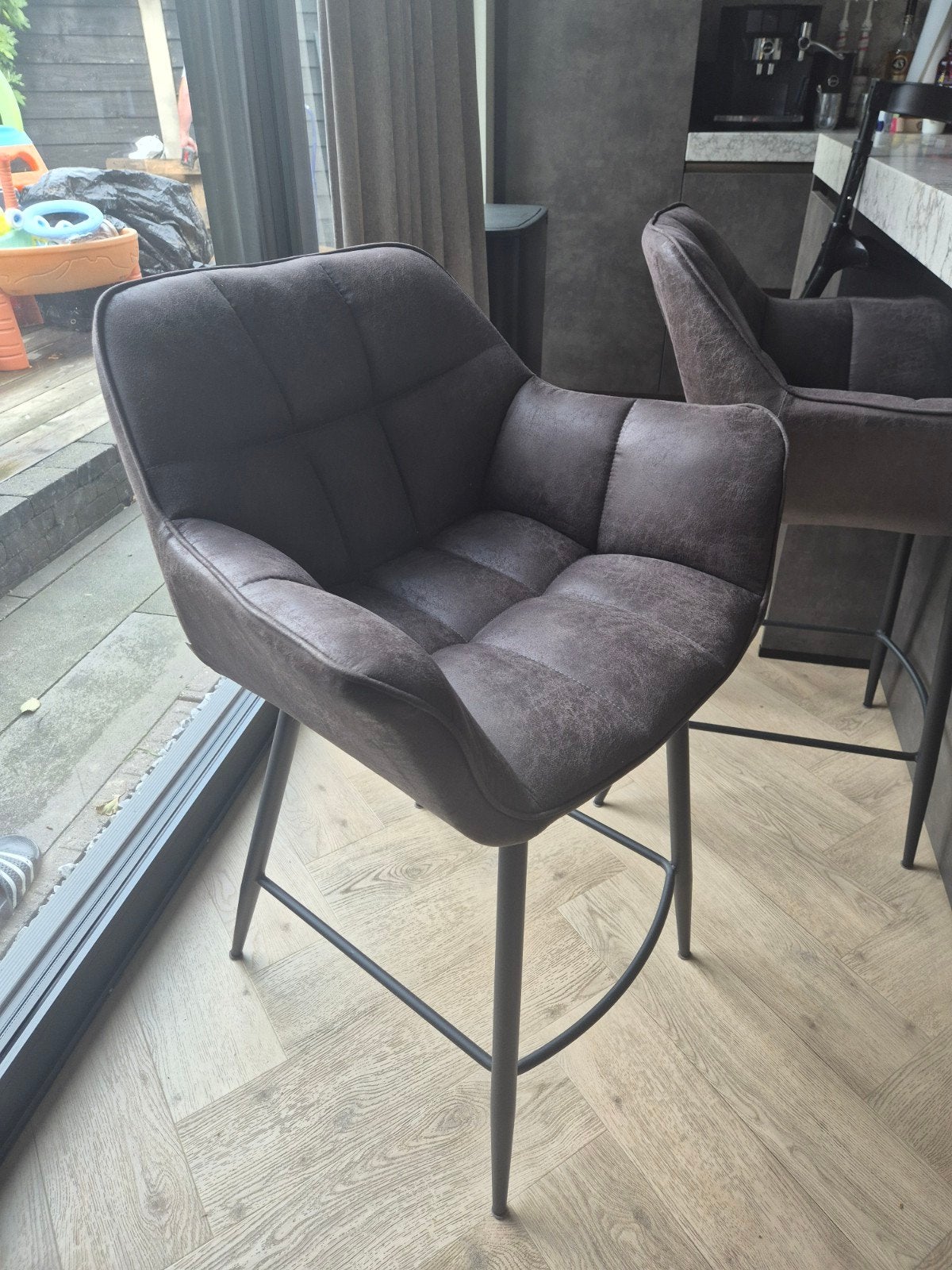 2x Riviera Maison Carnaby Counter Bar Stool Pellini Coffee, Ophalen, Met voetsteun, 60 tot 90 cm, Leer